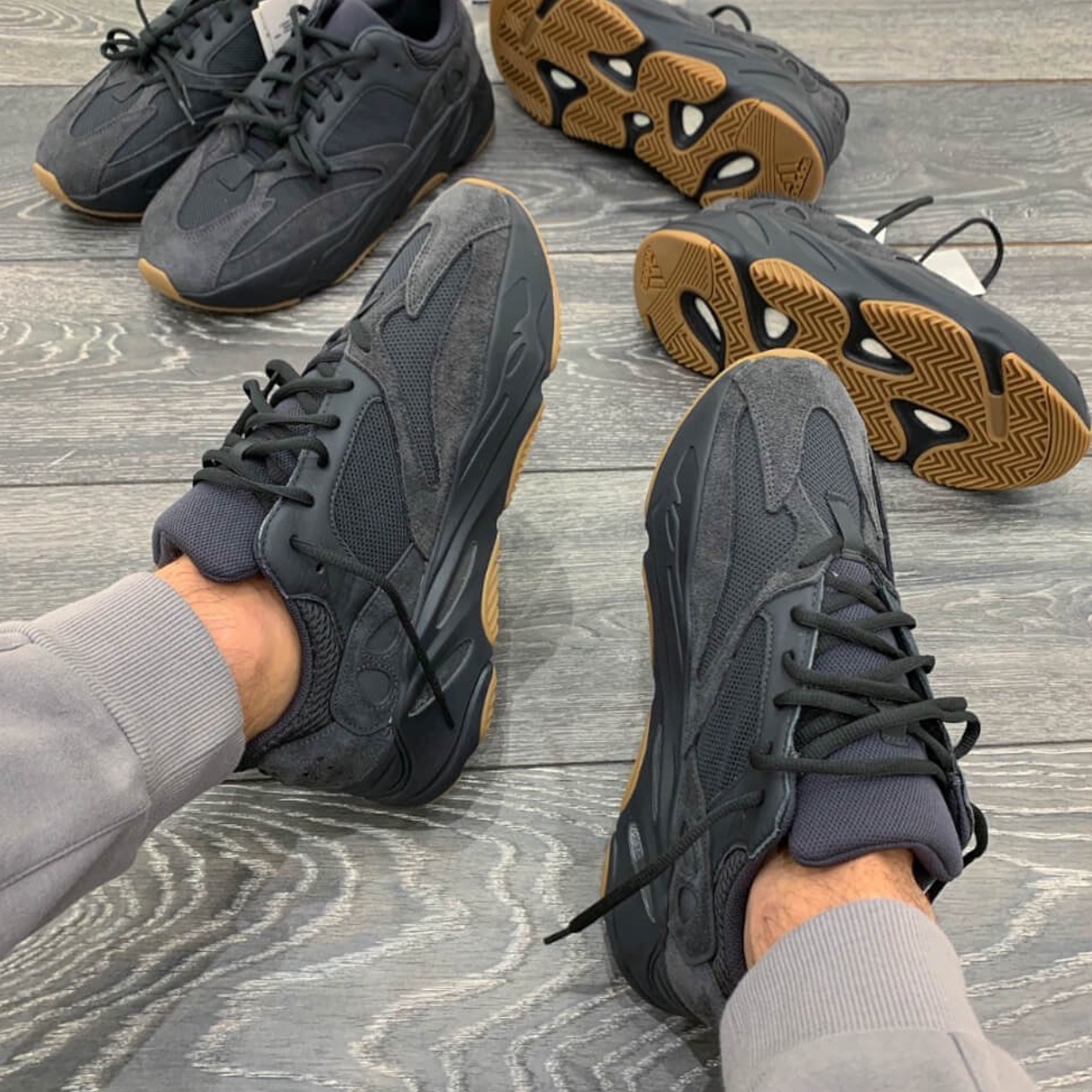 Adidas Yeezy Boost 700 Utility Black 2023 착용 스타일 - 5