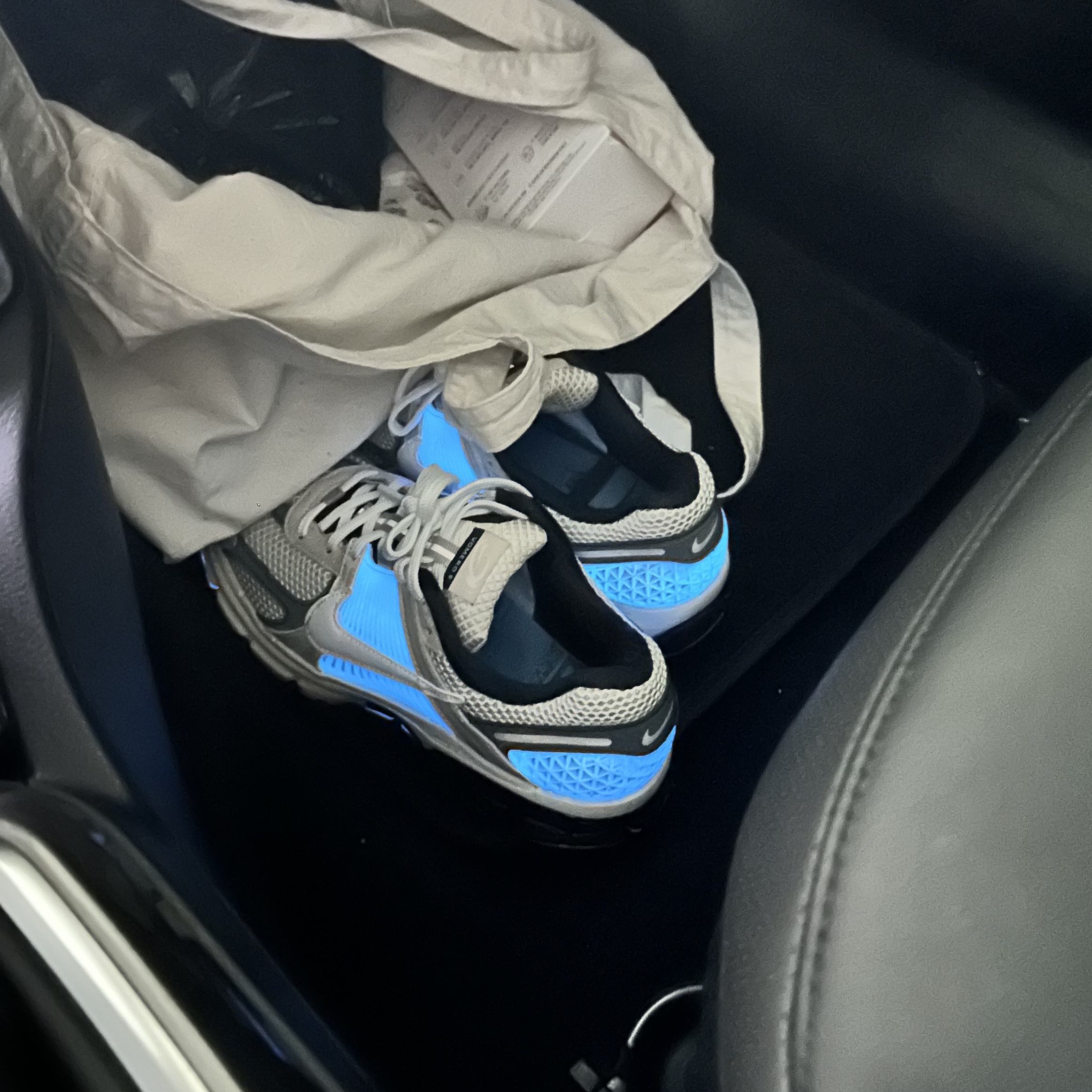 Nike Zoom Vomero 5 Light Bone and Black 착용 스타일