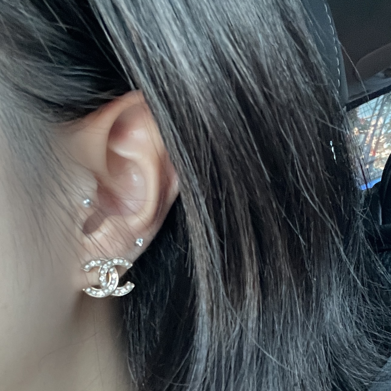 (W) Chanel Stud Earrings Metal & Gold Pearly White Crystal 착용 스타일 - 1