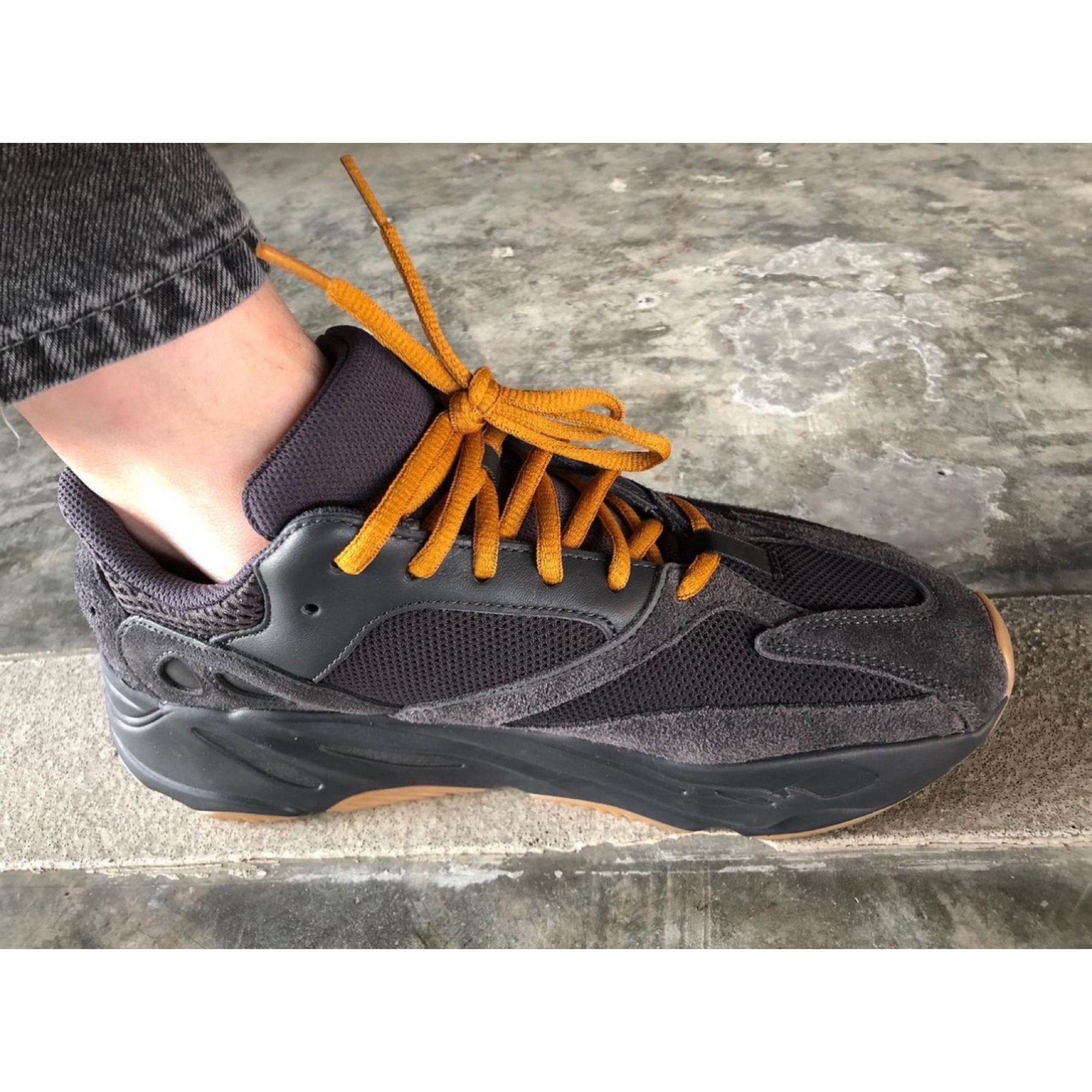 Adidas Yeezy Boost 700 Utility Black 2023 착용 스타일 - 2