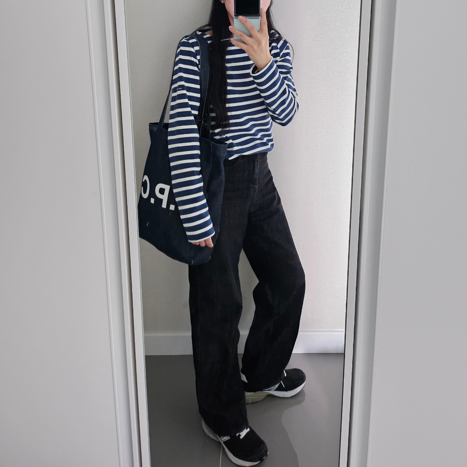 A.P.C. Laure Tote Bag Blue, (W) New Balance 990v3 Made in USA Black White - B Standard 착용 스타일