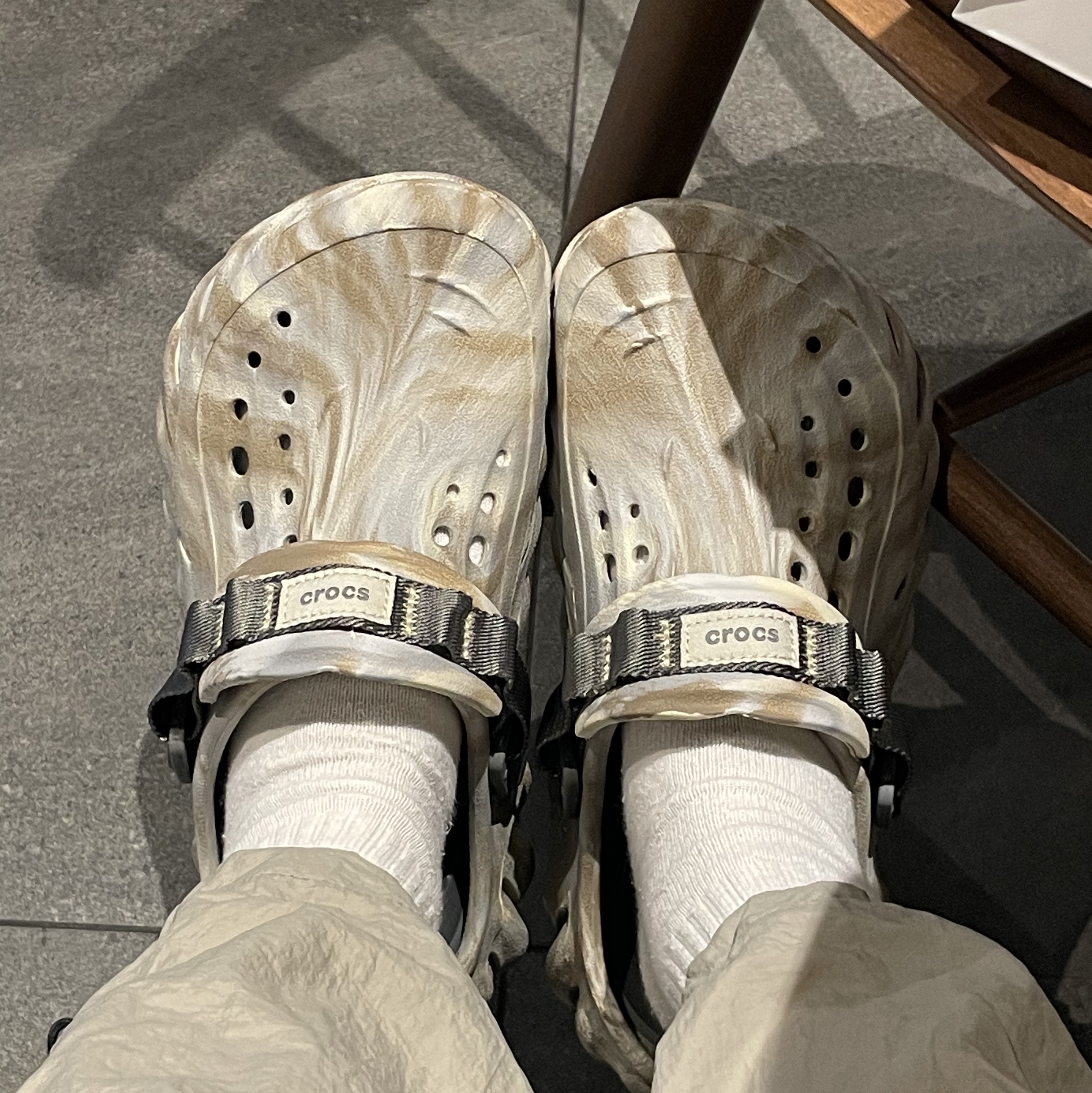 Crocs Echo Marbled Clog Bone Multi 착용 스타일 - 3