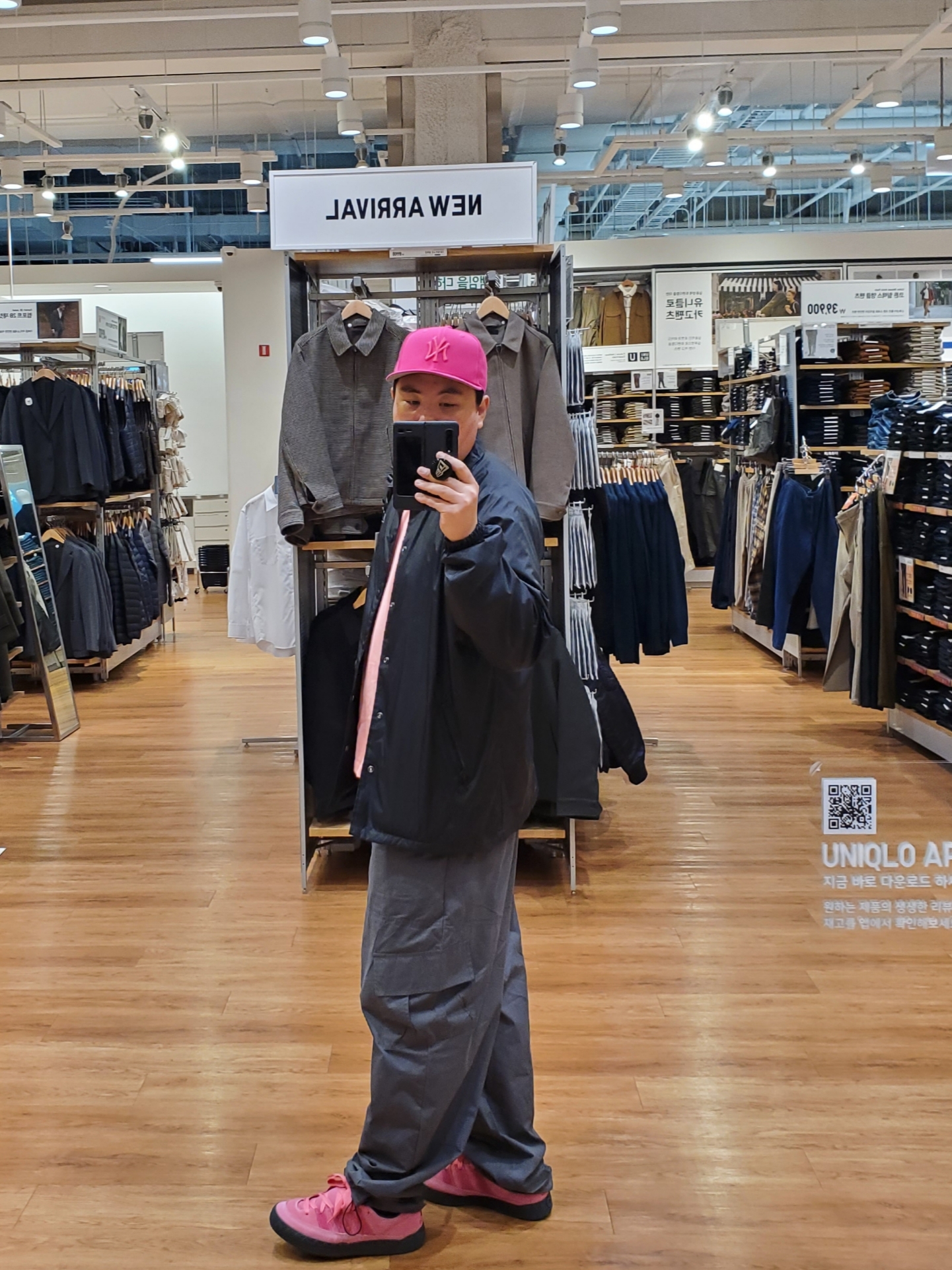 (W) Adidas Adimatic Pink Fusion, Uniqlo UT x Kaws Artbook 착용 스타일 - 1
