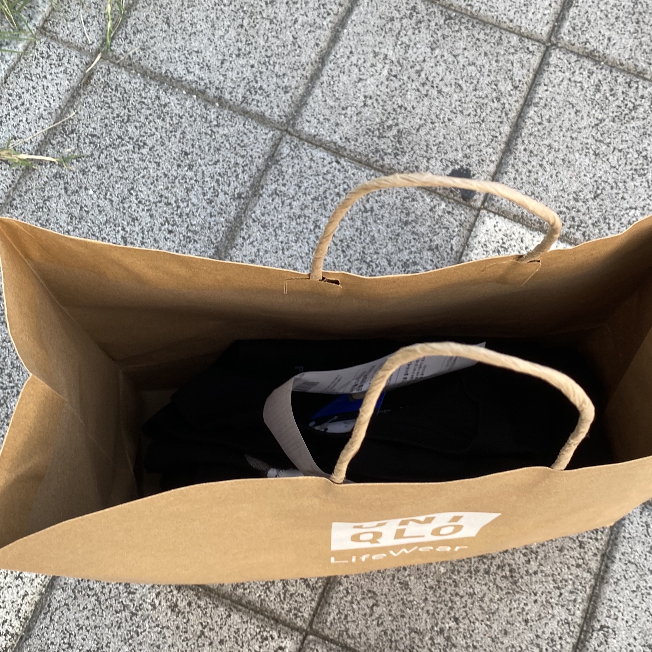 Uniqlo UT x Kaws Long Sleeve Sweatshirt Black, Uniqlo UT x Kaws Short Sleeve Graphic T-Shirt Black 착용 스타일 - 2