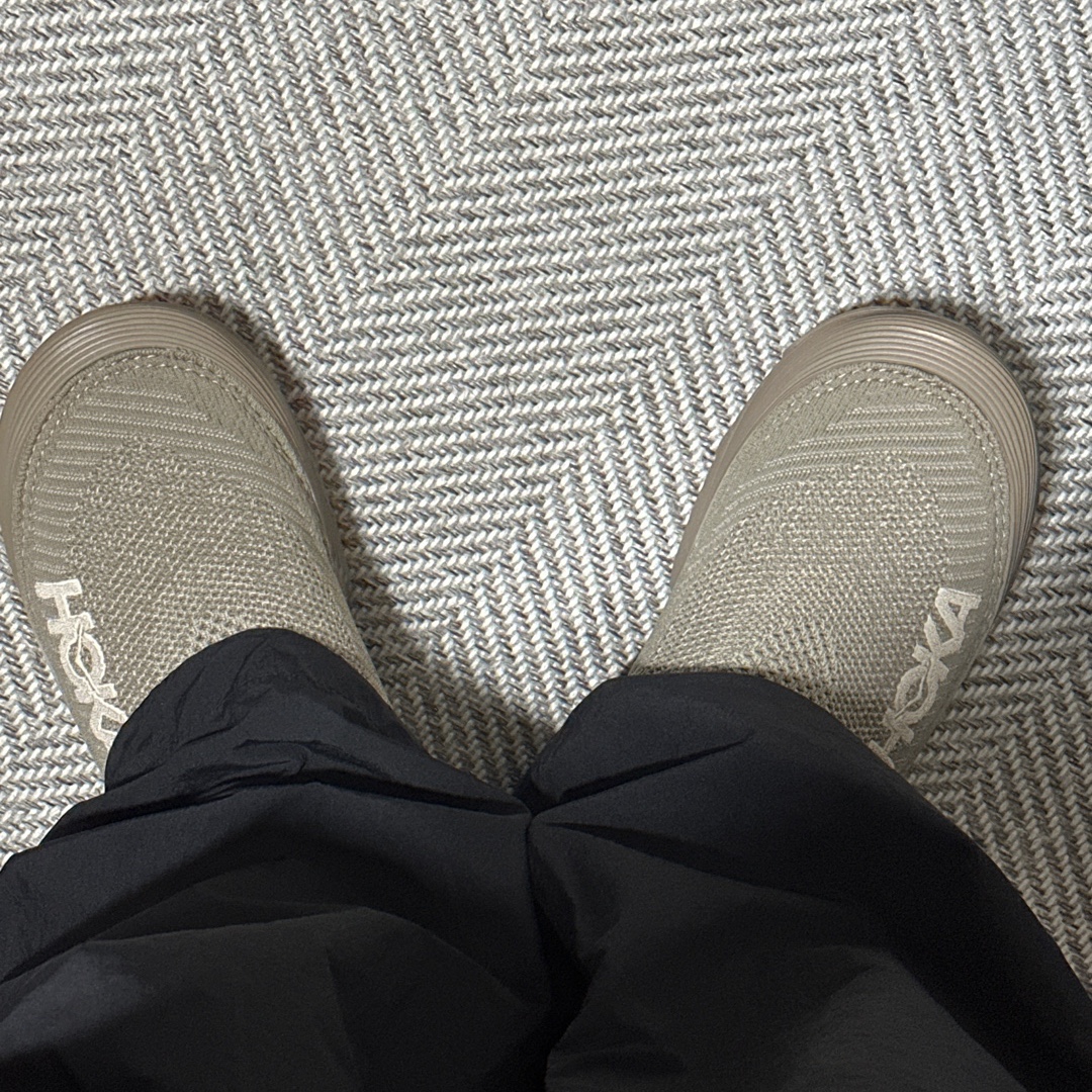 Hoka Restore TC Dune Oxford Tan 착용 스타일