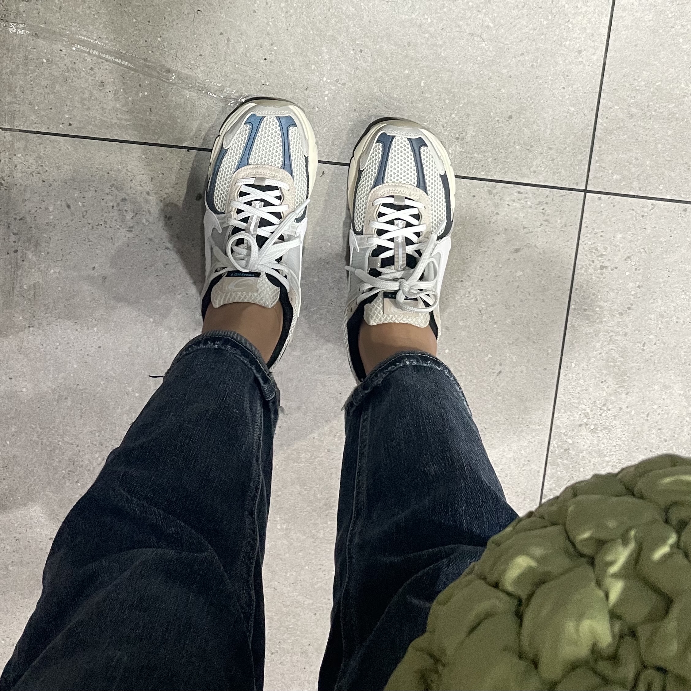Nike Zoom Vomero 5 Light Bone and Black 착용 스타일