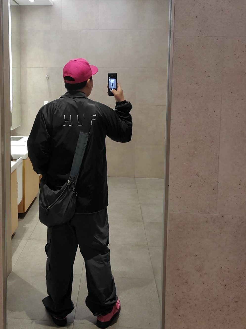 (W) Adidas Adimatic Pink Fusion, Uniqlo UT x Kaws Artbook 착용 스타일 - 2