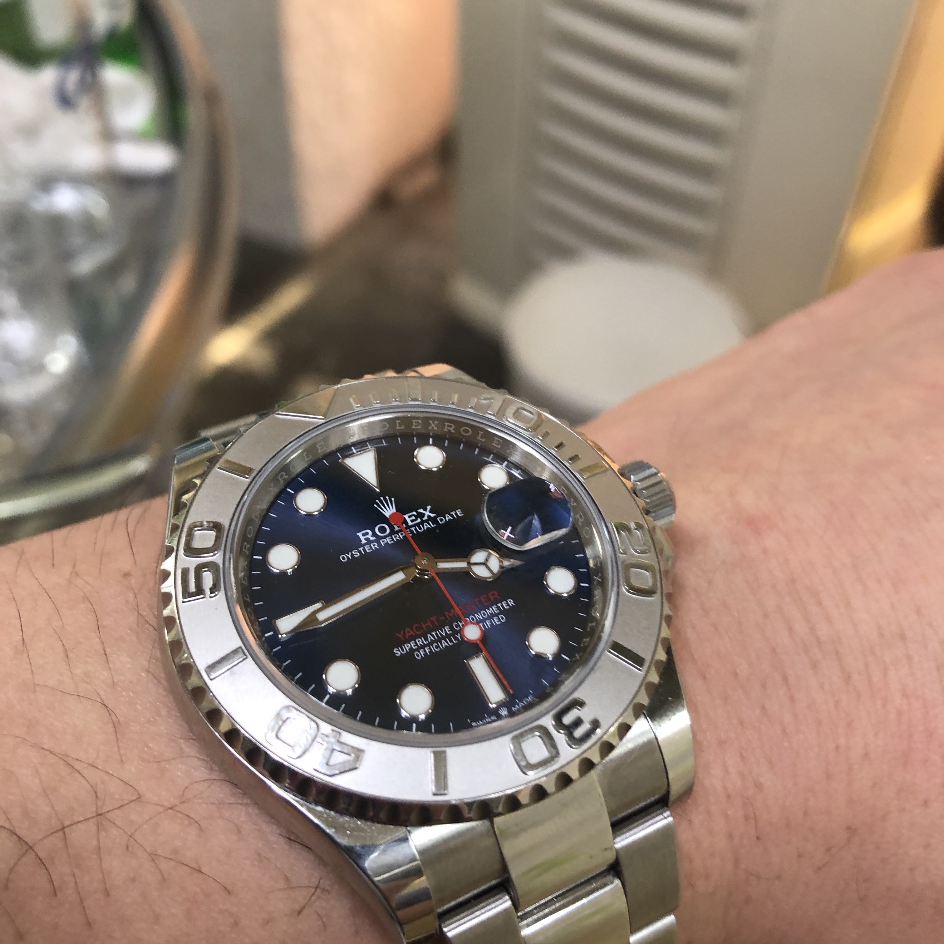 Rolex Yacht-Master 40mm 126622 Bright Blue Oyster 착용 스타일