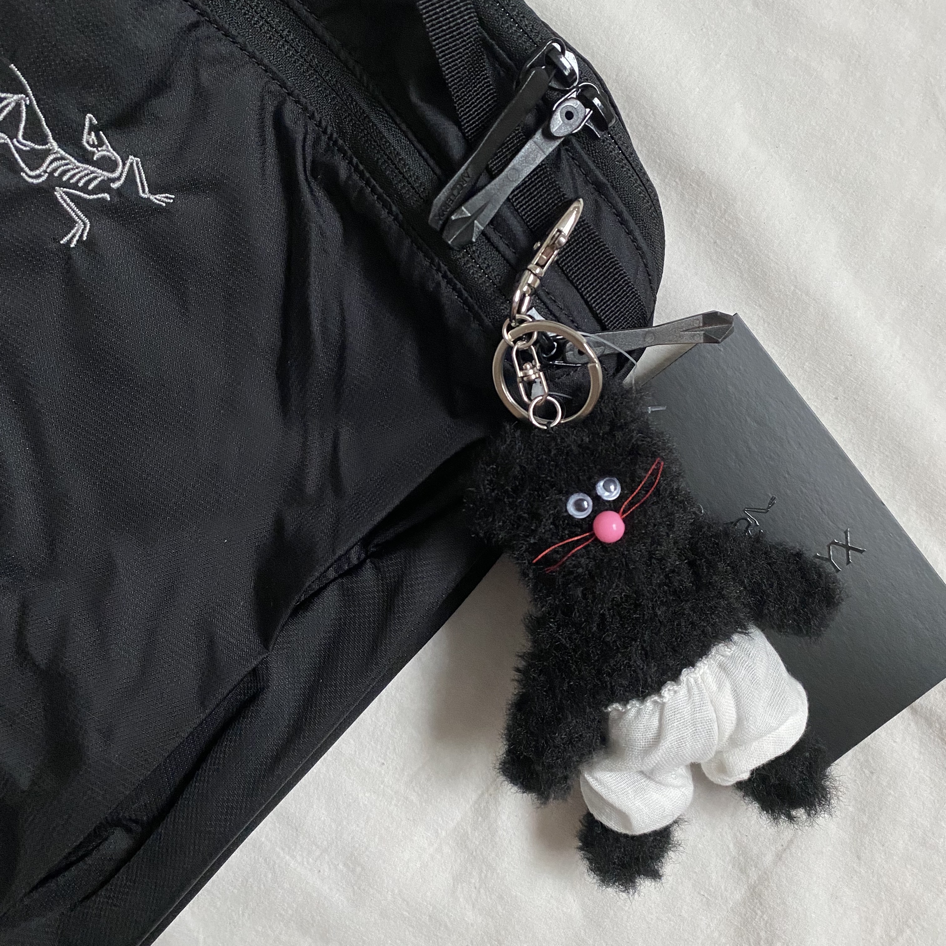 Monamhee Beulpingi Keyring with White Pants Black, Arc'teryx Heliad 15 Backpack Black 착용 스타일