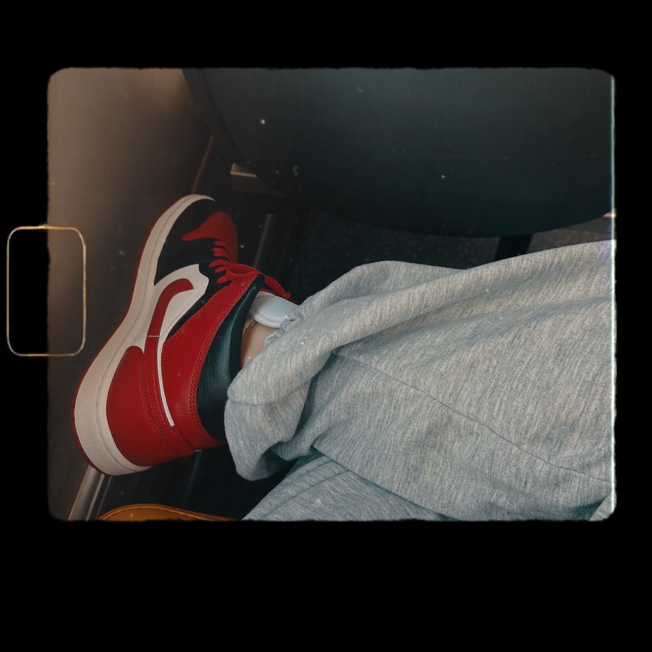 (W) Jordan 1 Mid Black and Gym Red 착용 스타일