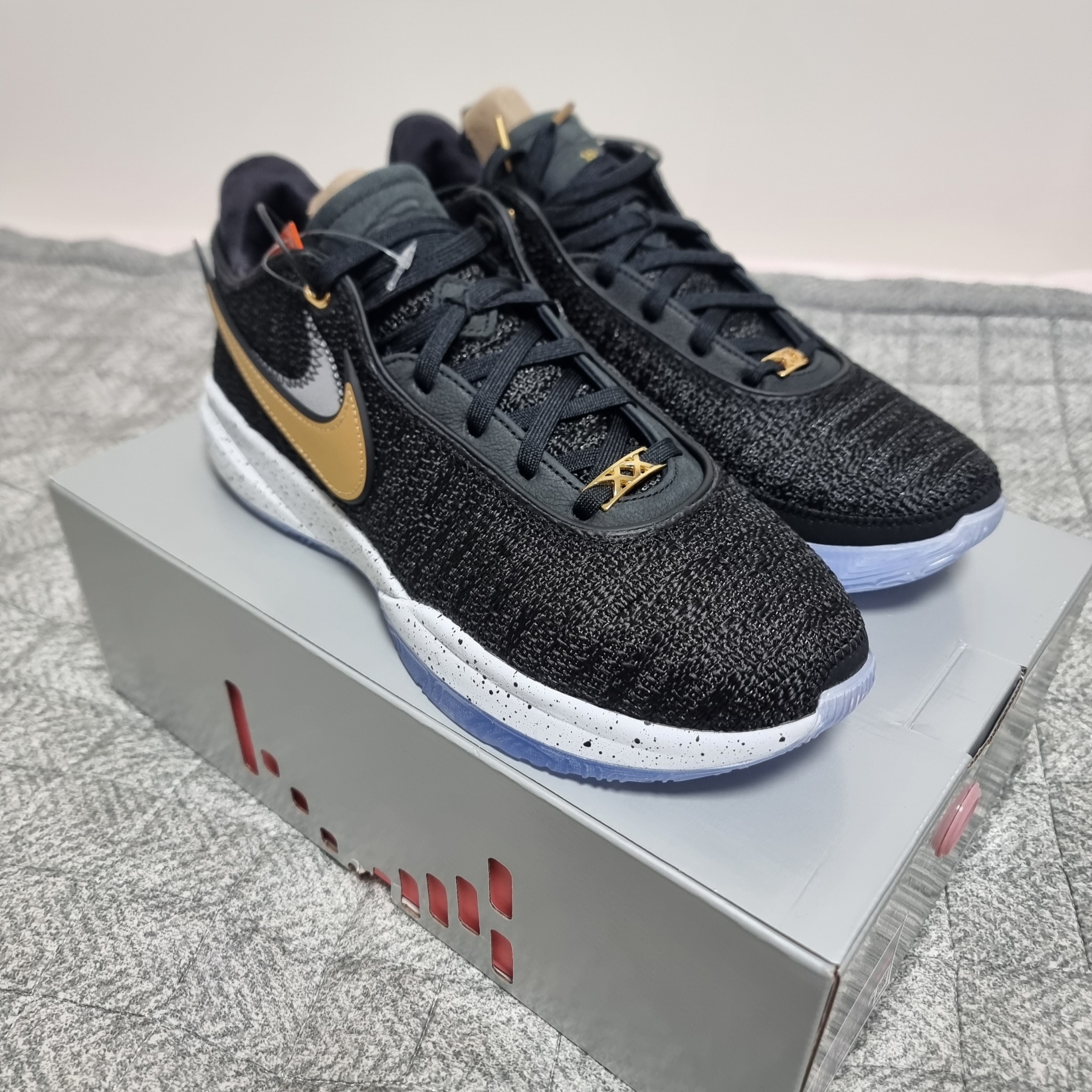 Nike LeBron XX EP Black Metallic Gold 착용 스타일