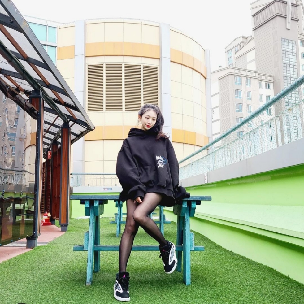 Jordan x Travis Scott x Fragment Hoodie Black (DJ0616-010), (W) Jordan 7 Retro Black Gloss 착용 스타일