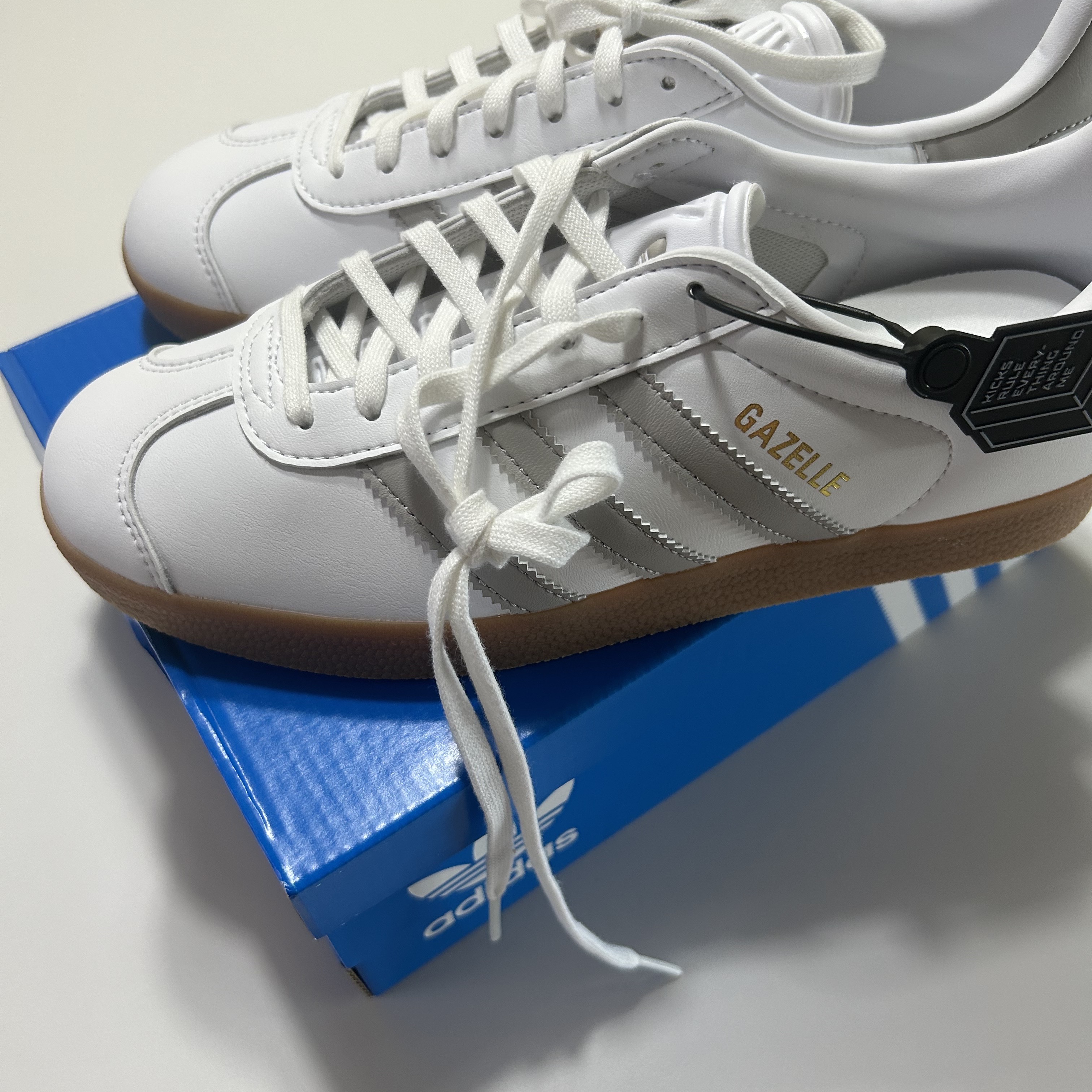 Adidas Gazelle White Grey 착용 스타일