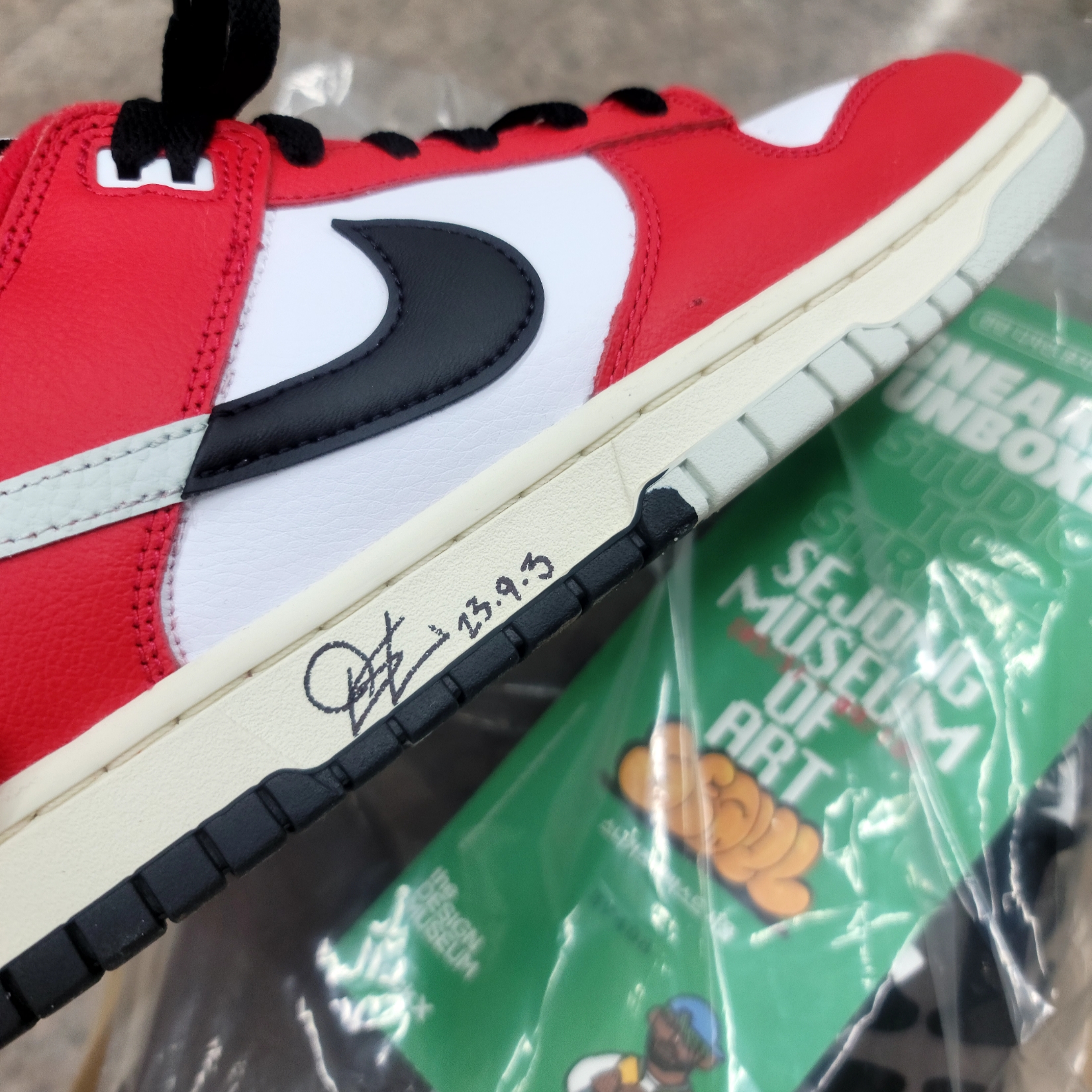 Nike Dunk Low Retro PRM University Red Black 착용 스타일 - 2