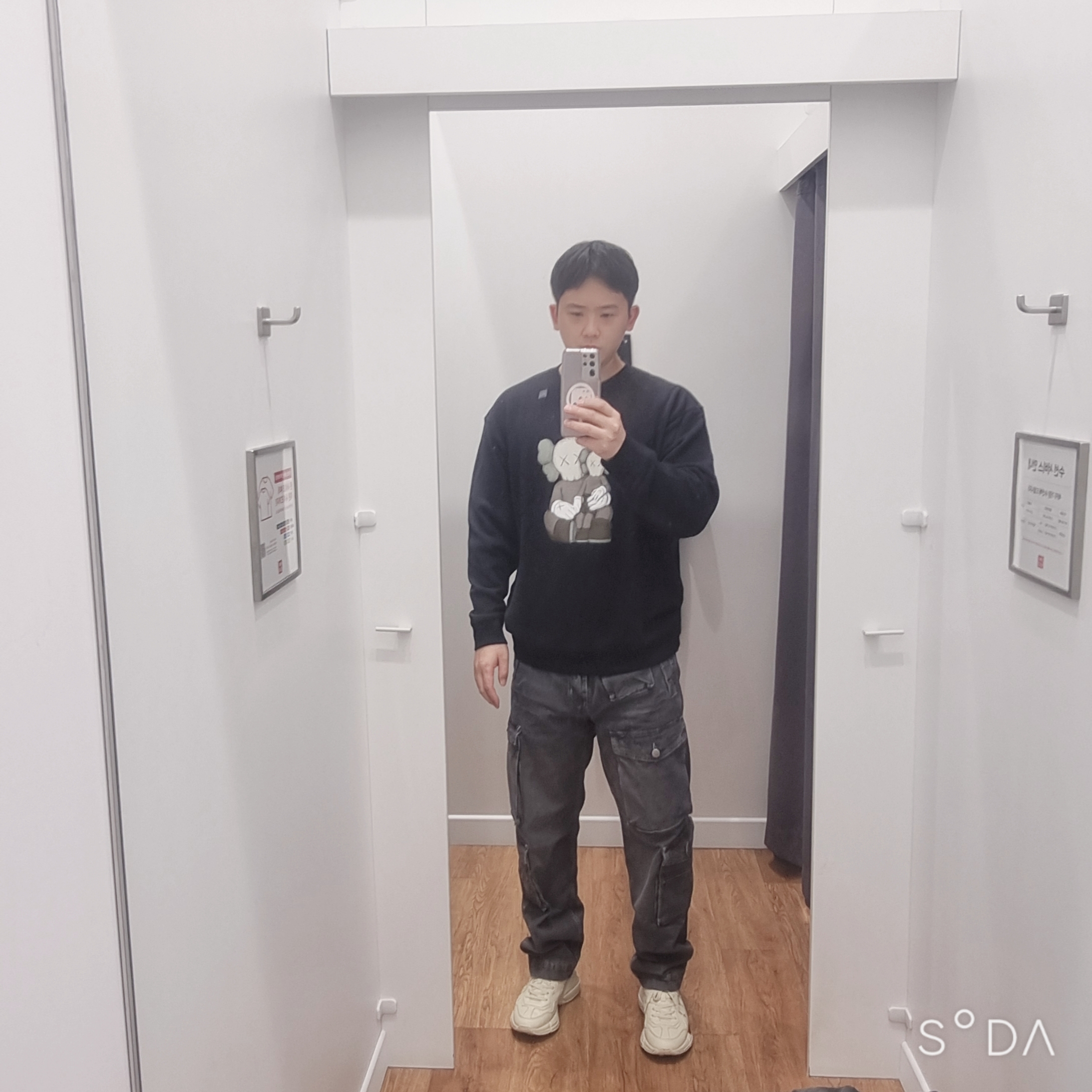 Gucci Rhyton Leather Sneakers Logo, Uniqlo UT x Kaws Long Sleeve Sweatshirt Black 착용 스타일