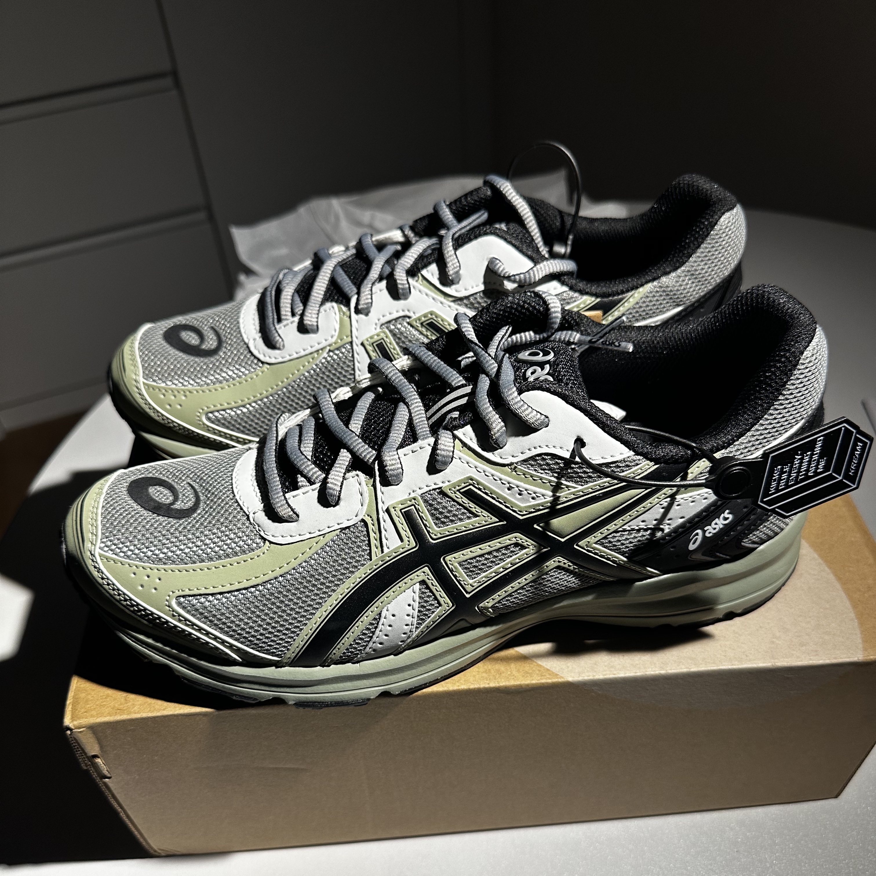 Asics Jog 100 S Sheet Rock - 2E Wide 착용 스타일