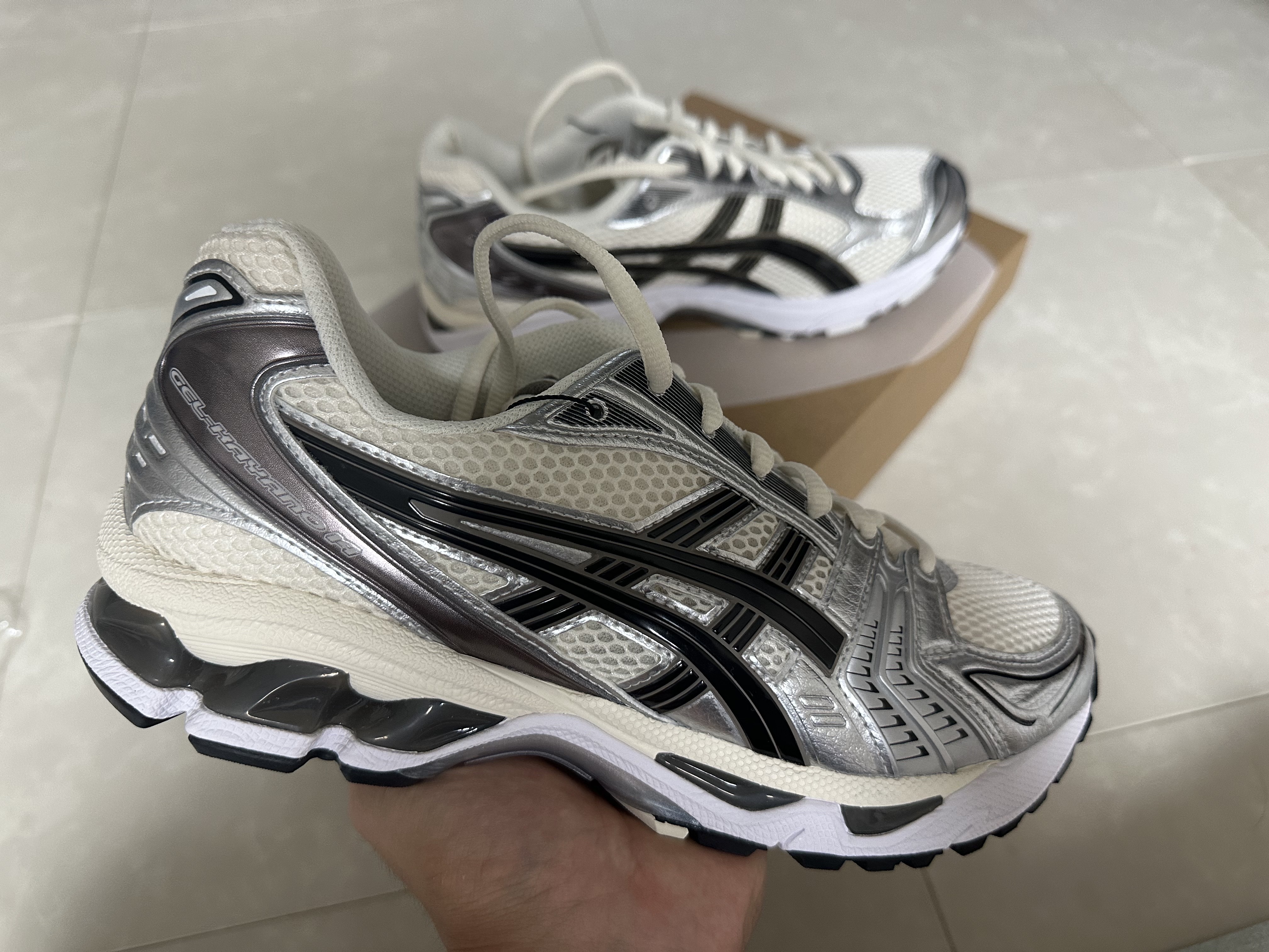 Asics Gel-Kayano 14 Cream Black 착용 스타일