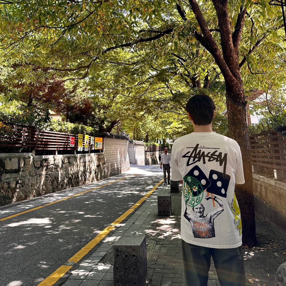 Stussy Strike Pigment Dyed T-Shirt Natural 착용 스타일