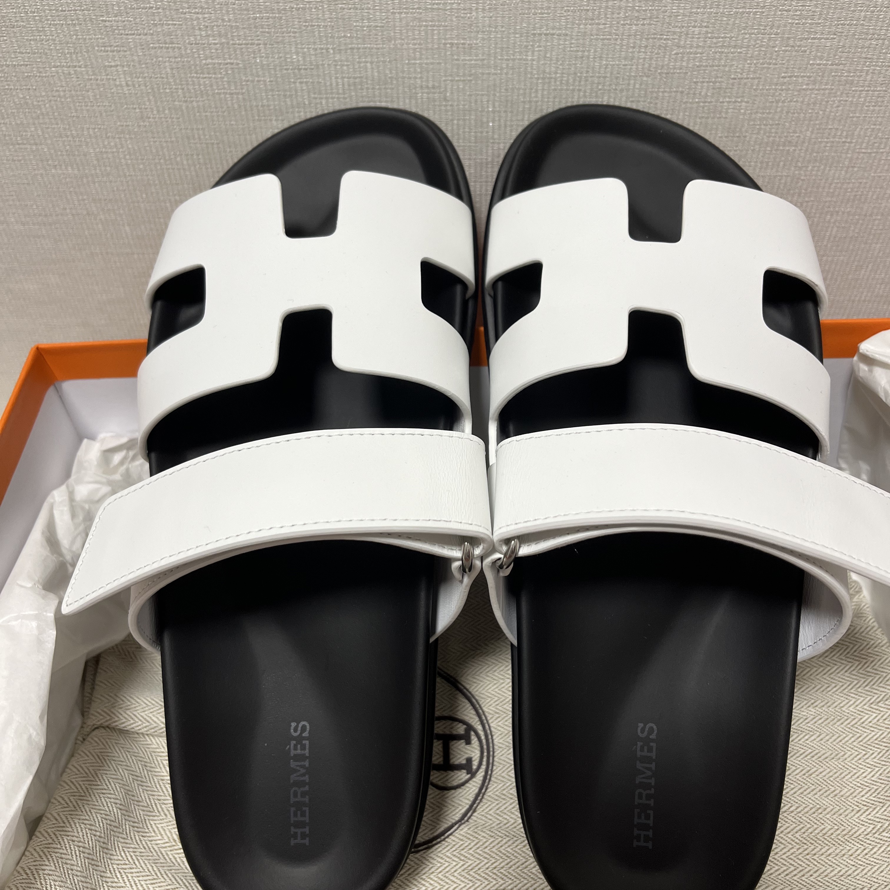 (W) Hermes Chypre Sandal Calfskin & Blanc 착용 스타일
