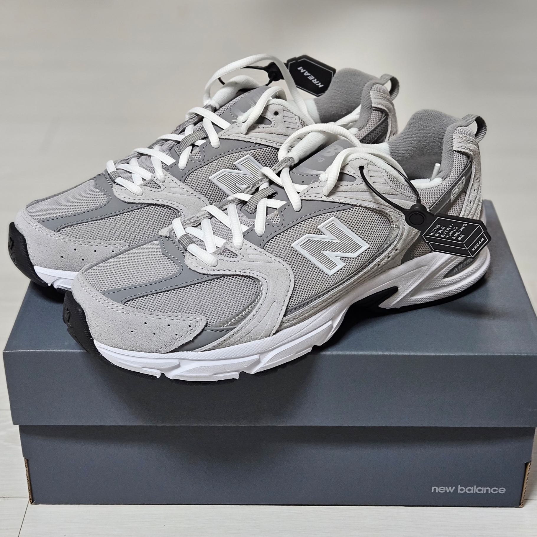 New Balance 530 Grey 착용 스타일