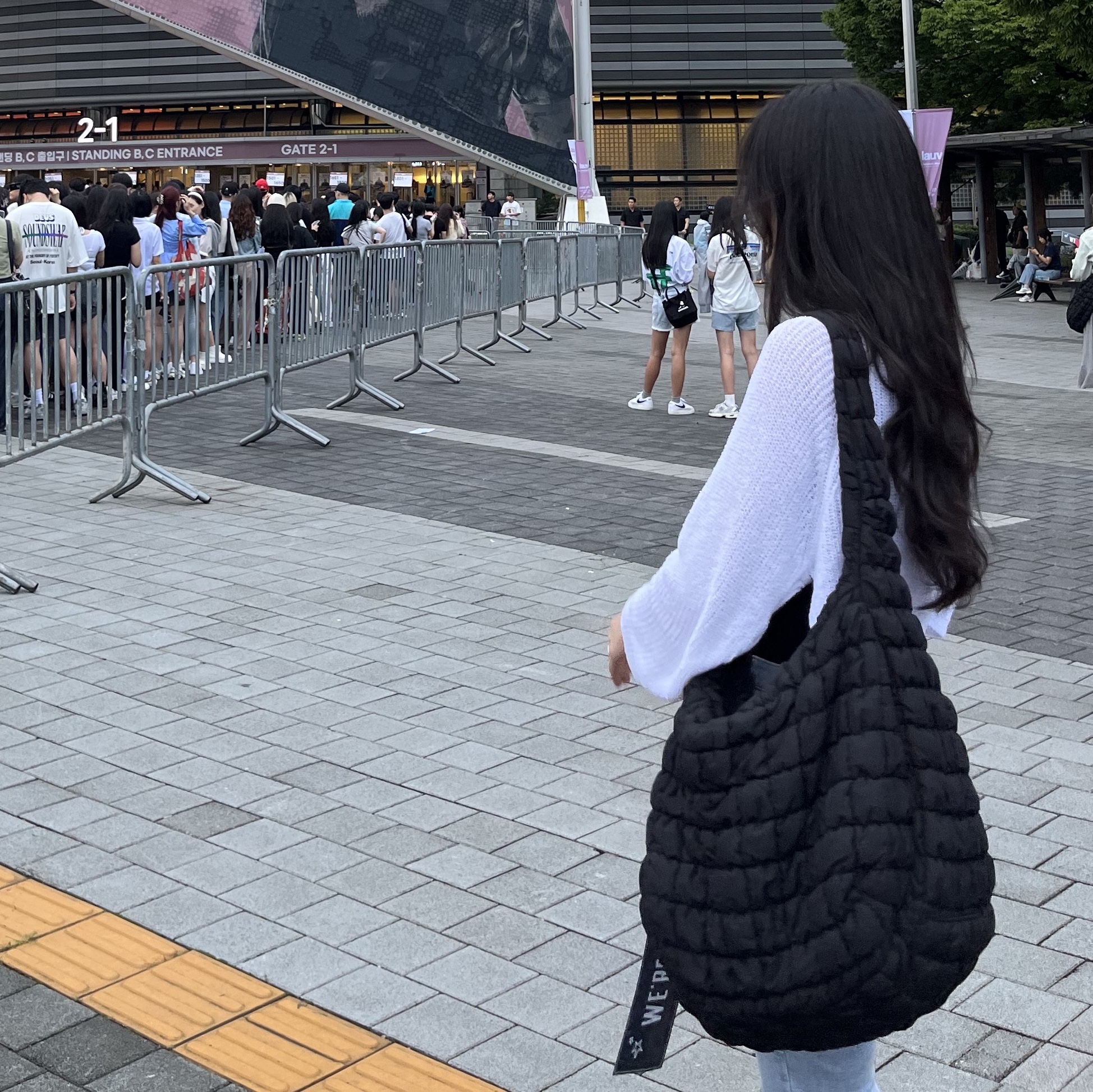 COS Quilted Oversized Shoulder Bag Black 착용 스타일