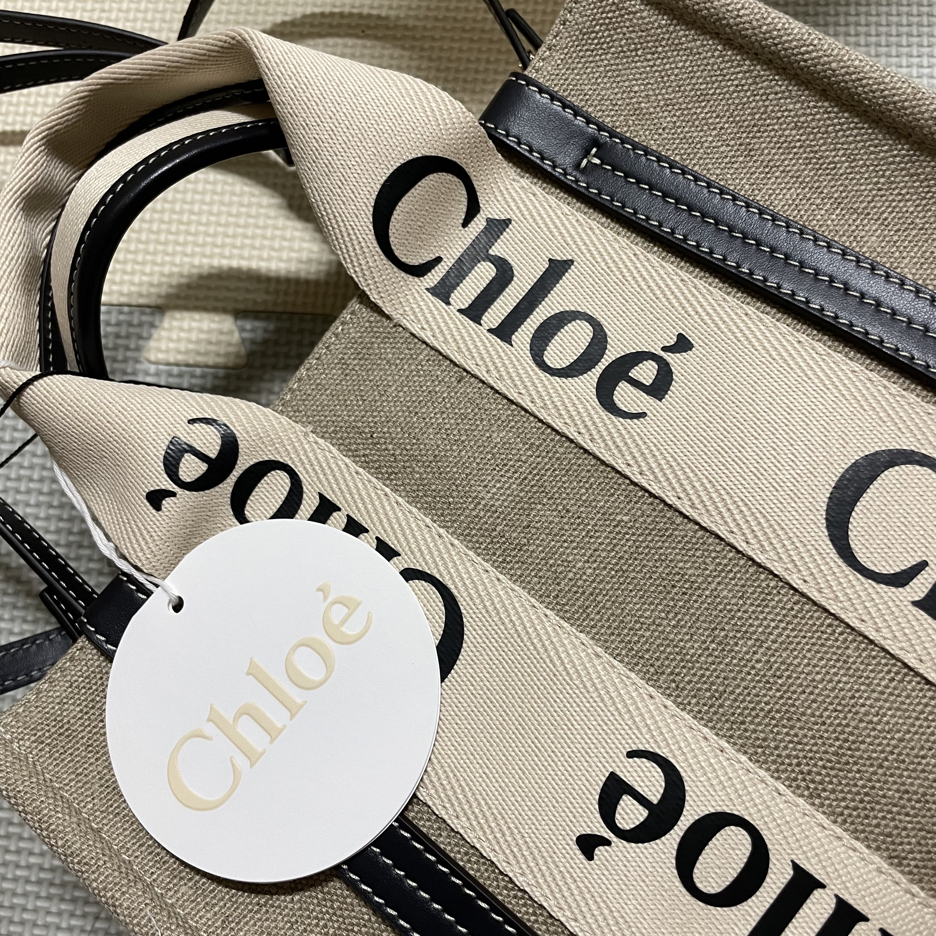 Chloe Woody Small Strap Tote Bag Navy 착용 스타일