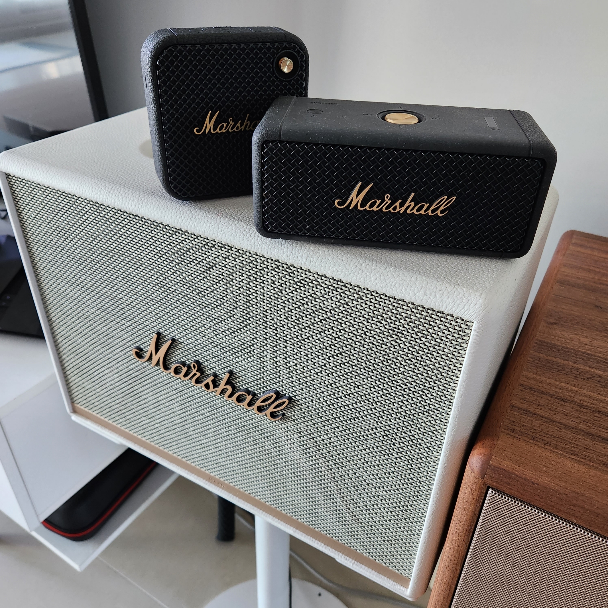 Marshall Woburn II Bluetooth White (Korean Ver.), Marshall Emberton Black & Brass (Korean Ver.) 착용 스타일