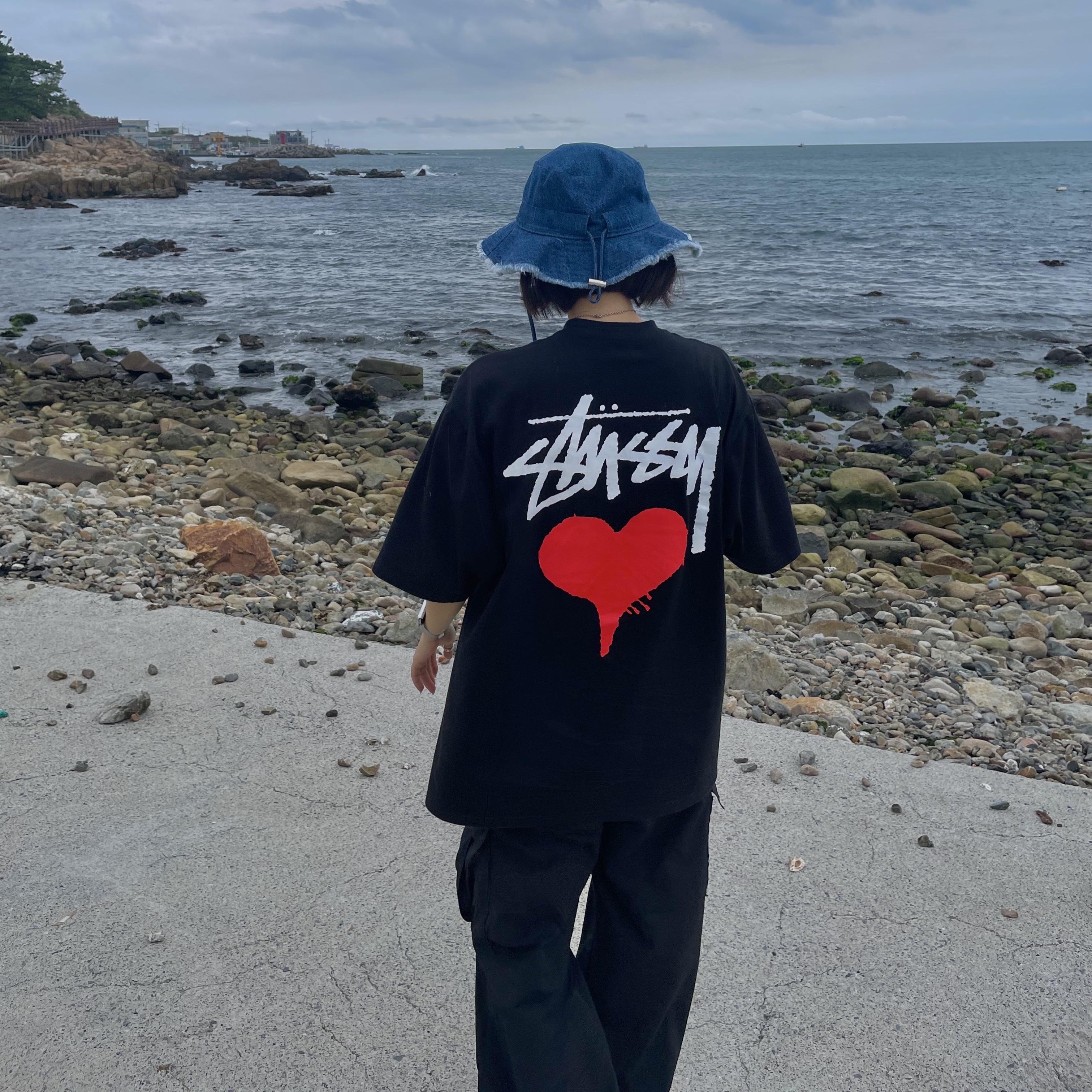Stussy Stock Heart T-Shirt Black, Jacquemus Le Bob Artichaut Bucket Hat Gradient Blue 착용 스타일