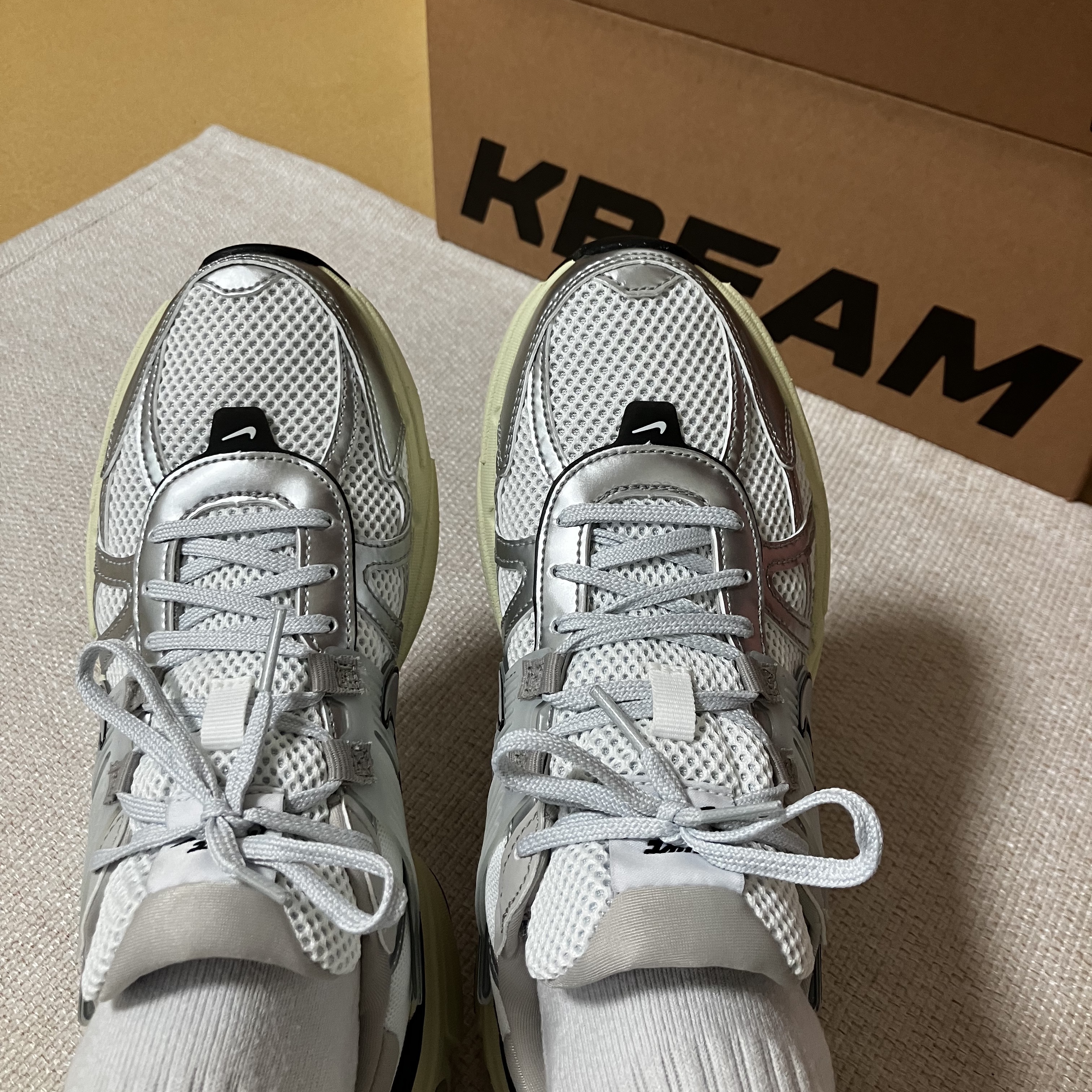 Nike V2K Run Summit White Metallic Silver 착용 스타일