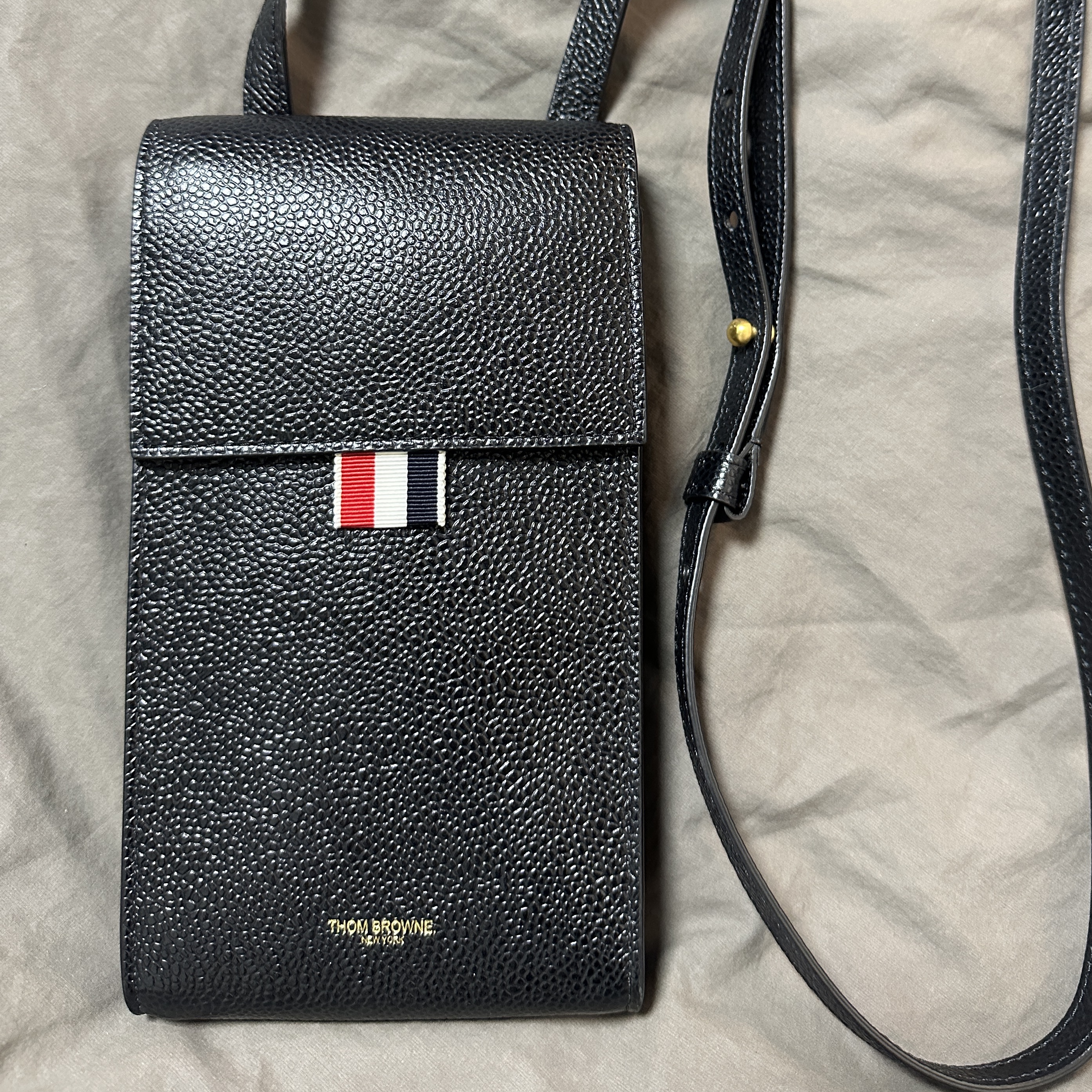 Thom Browne Strap Phone Holder Black 착용 스타일 - 2