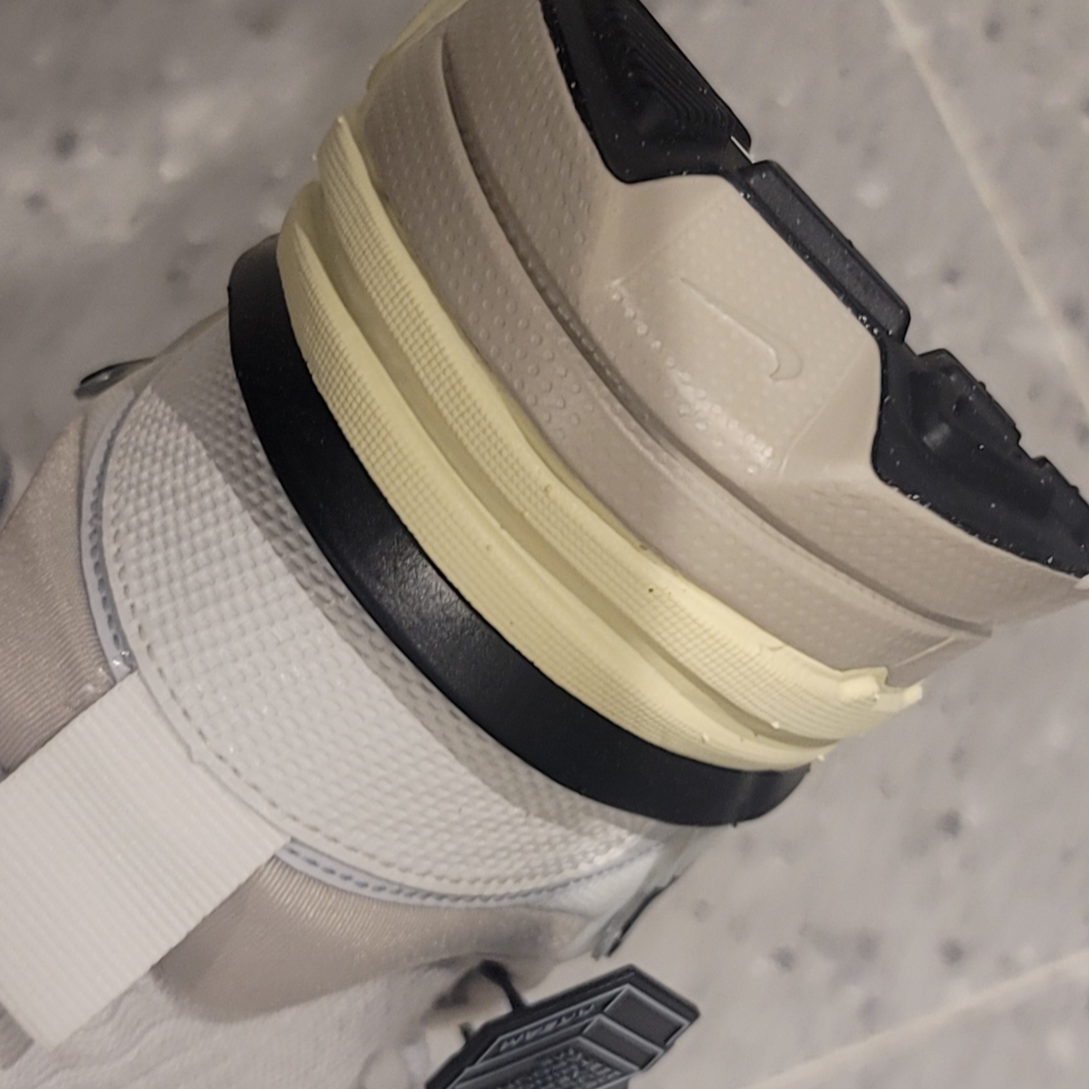 Nike V2K Run Summit White Metallic Silver 착용 스타일 - 4