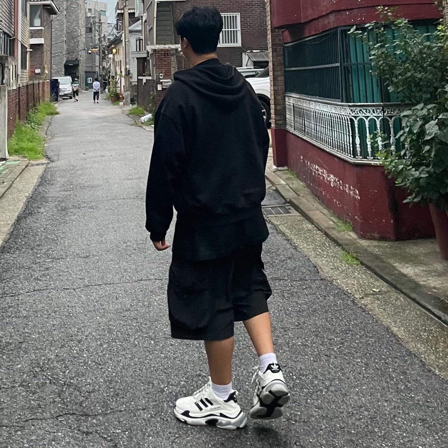 Balenciaga x Adidas Triple S Sneakers White Black, Balenciaga Sticky Note Zip-Up Hoodie Medium Fit Black Faded 착용 스타일 - 2