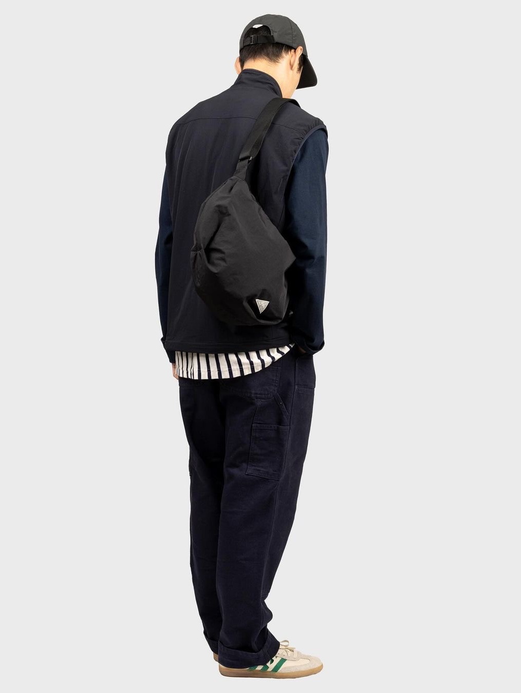 Found Pocket Penny Cross Bag Sage Green, Found Pocket Penny Cross Bag Black 착용 스타일 - 2