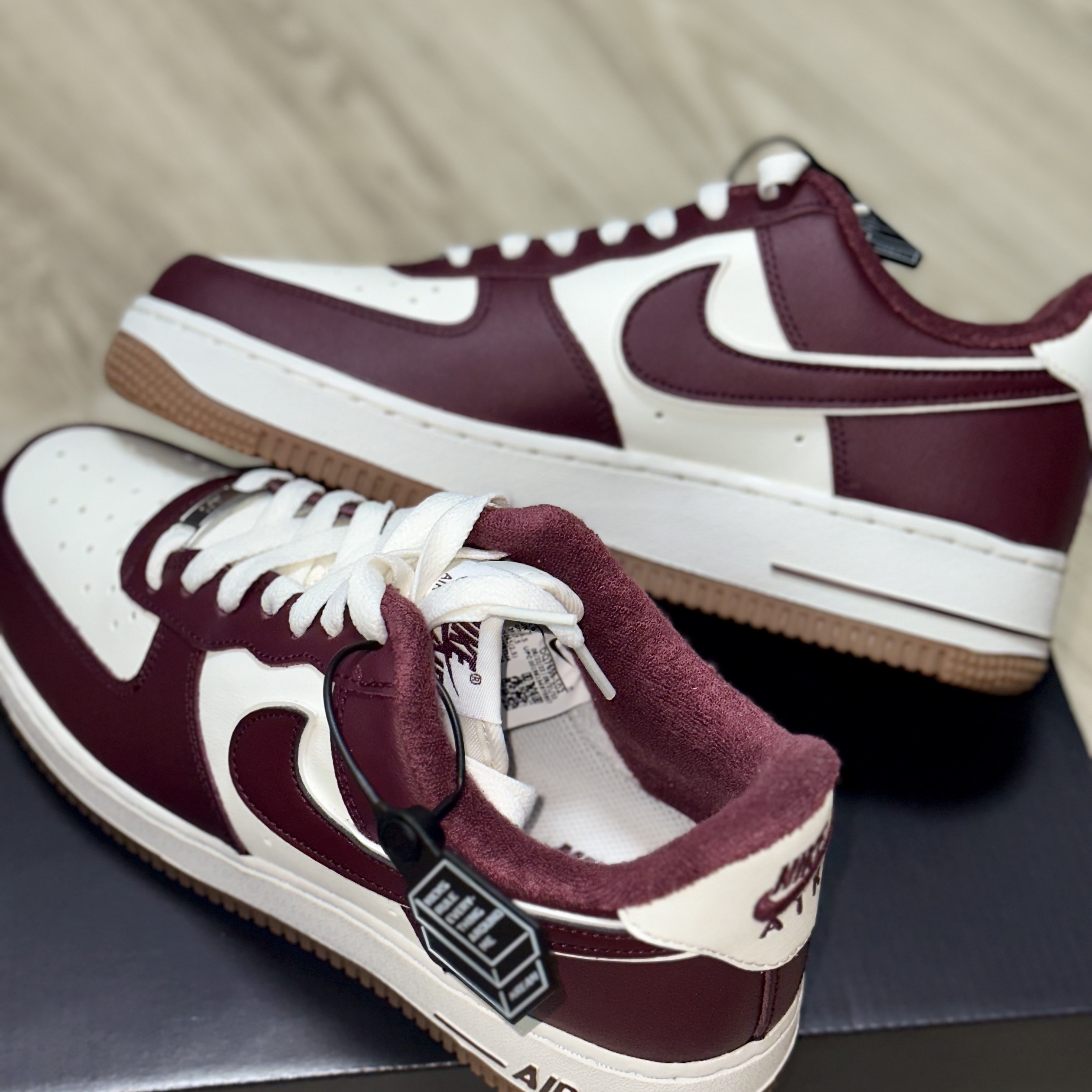 Nike Air Force 1 '07 LV8 Night Maroon 착용 스타일 - 2