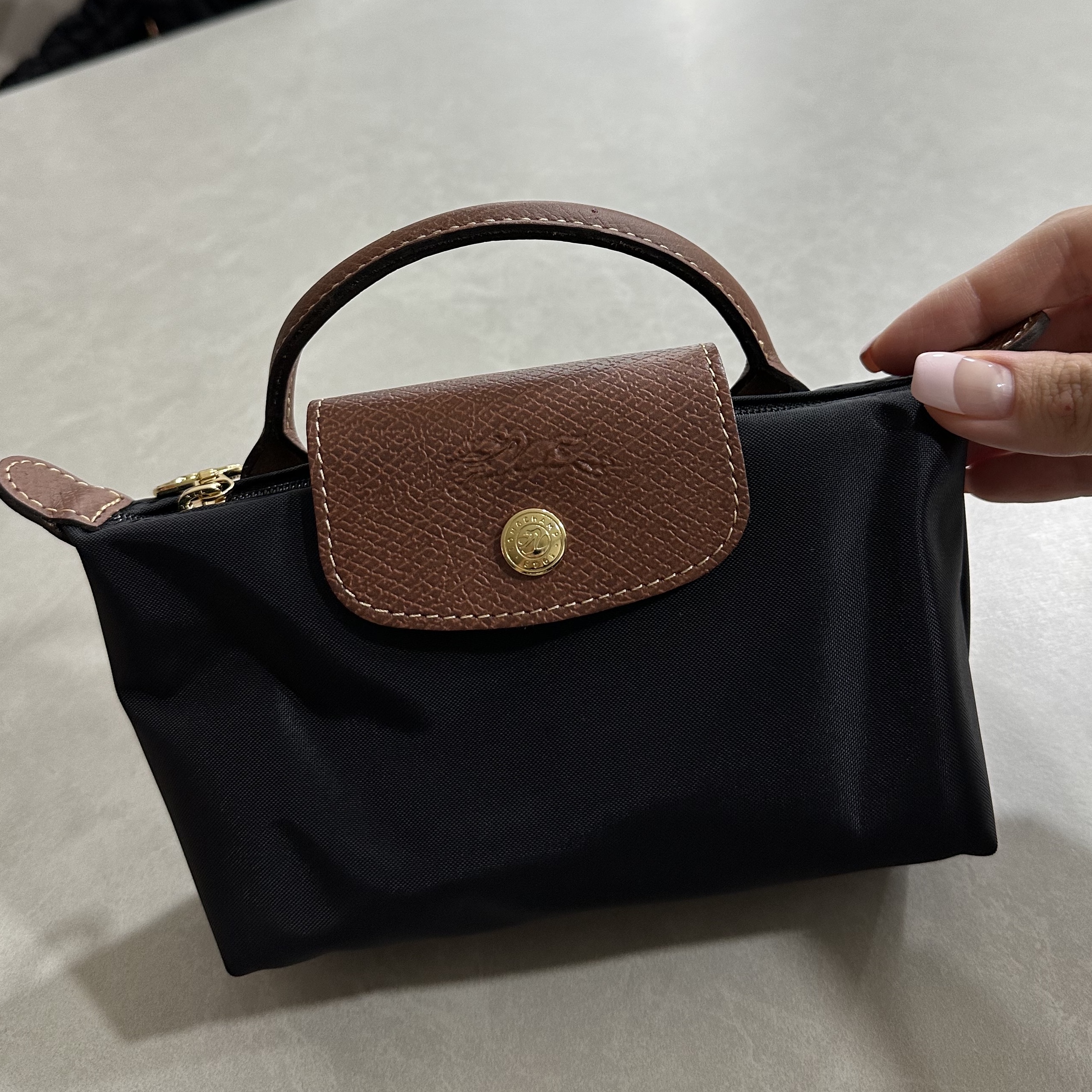 Longchamp Le Pliage Original Handle Pouch Black 착용 스타일