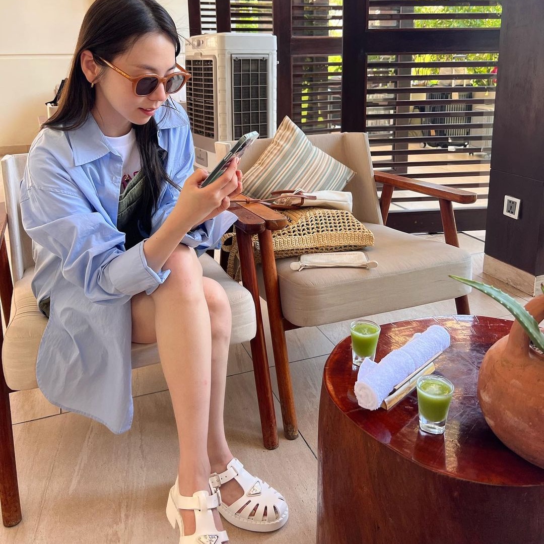 Prada Raffia Tote Bag Tan, (W) Prada Sporty Foam Rubber Sandal White 착용 스타일 - 3