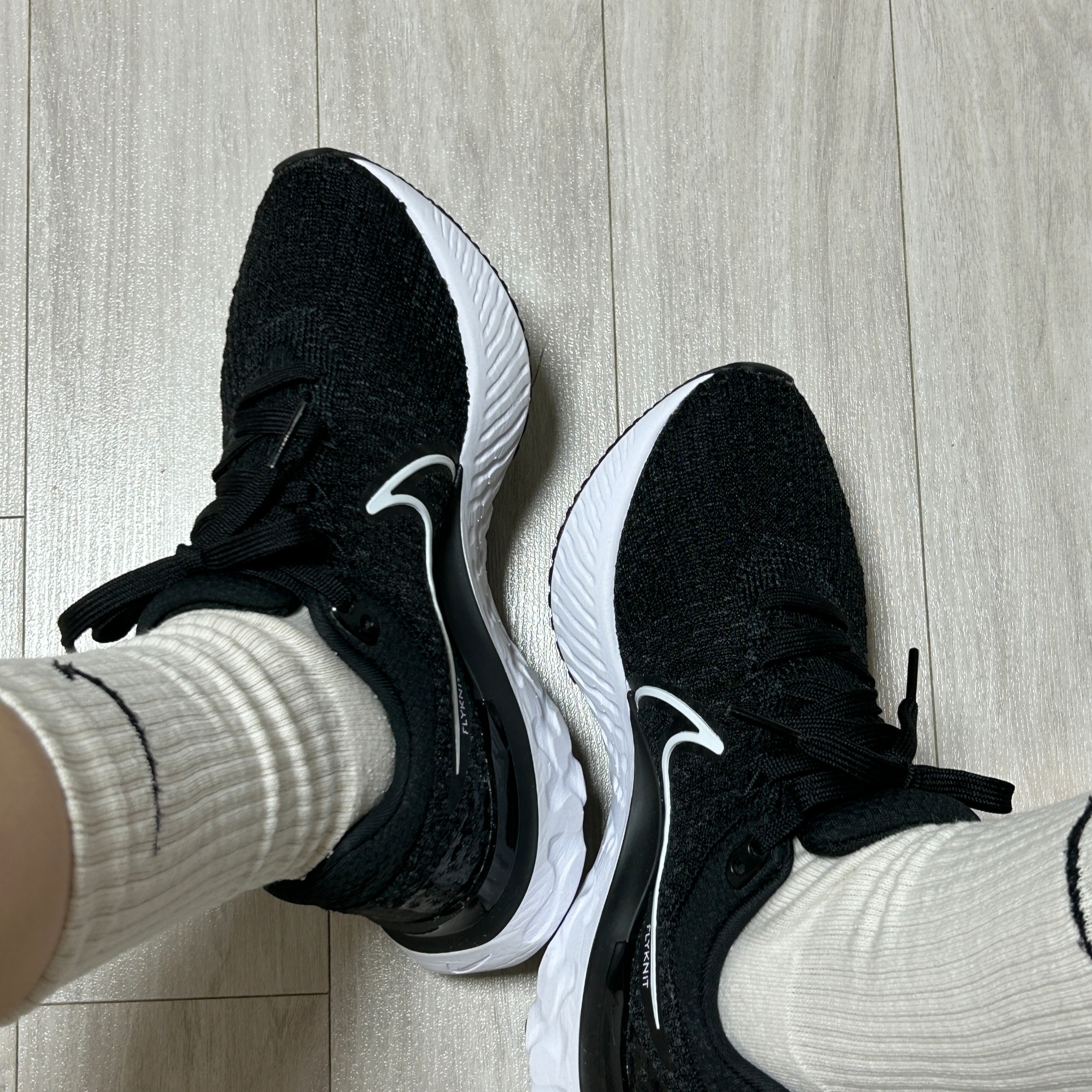 (W) Nike React Infinity Run Flyknit 3 Black White 착용 스타일 - 3