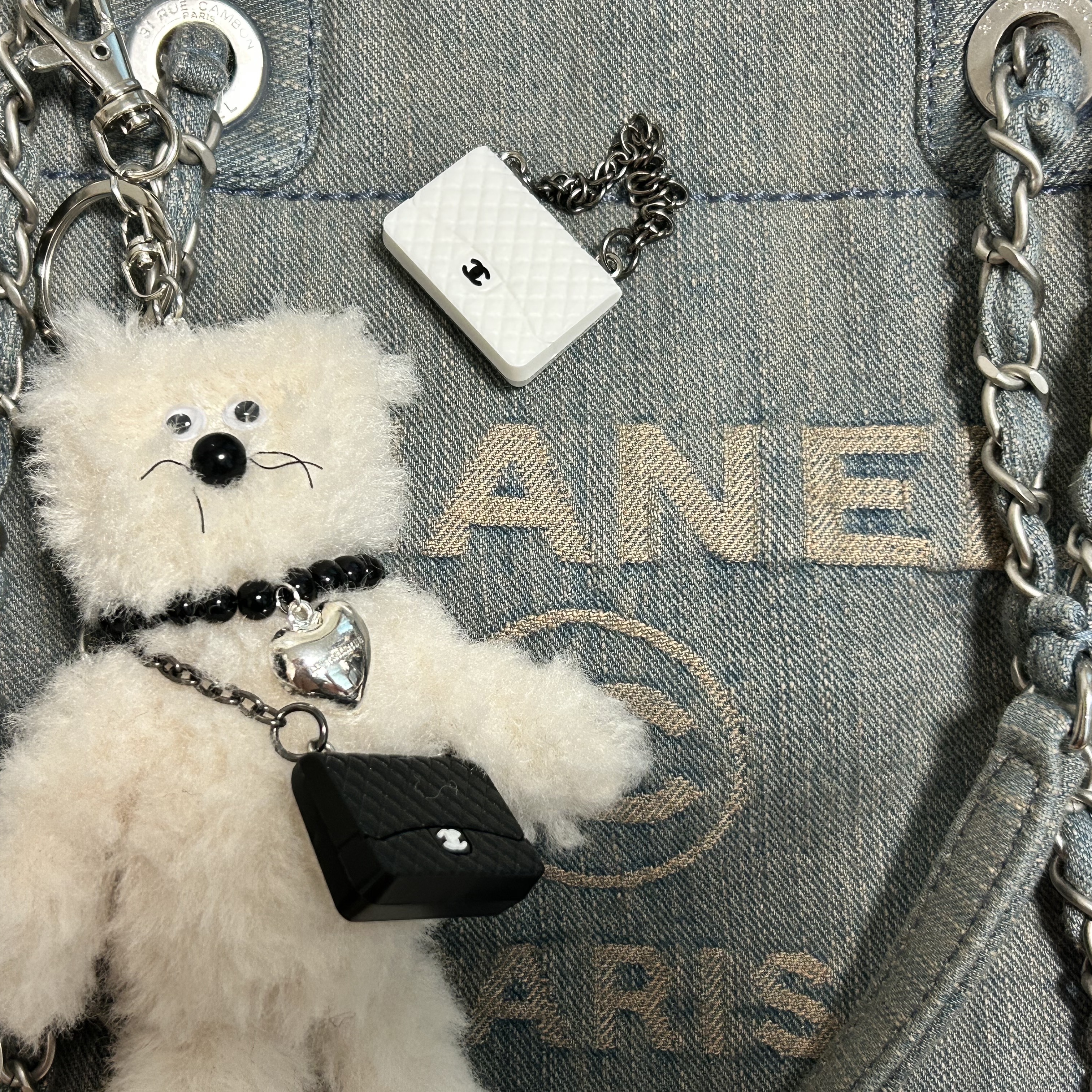 [KREAM 단독] Monamhee Creami Keyring Cream, Chanel Small Shopping Bag Washed Denim & Silver Light Blue 착용 스타일 - 2