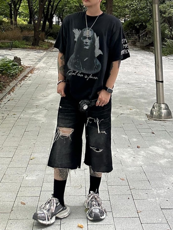 [KREAM 단독] OMO Distressed Denim Shorts Black 착용 스타일 - 1