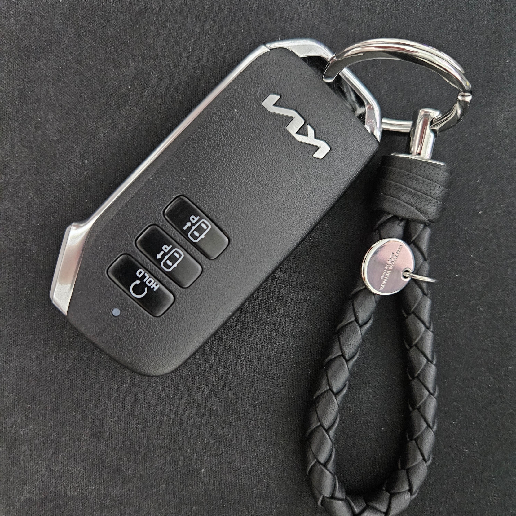 Bottega Veneta Logo Tag Keyring Black 착용 스타일