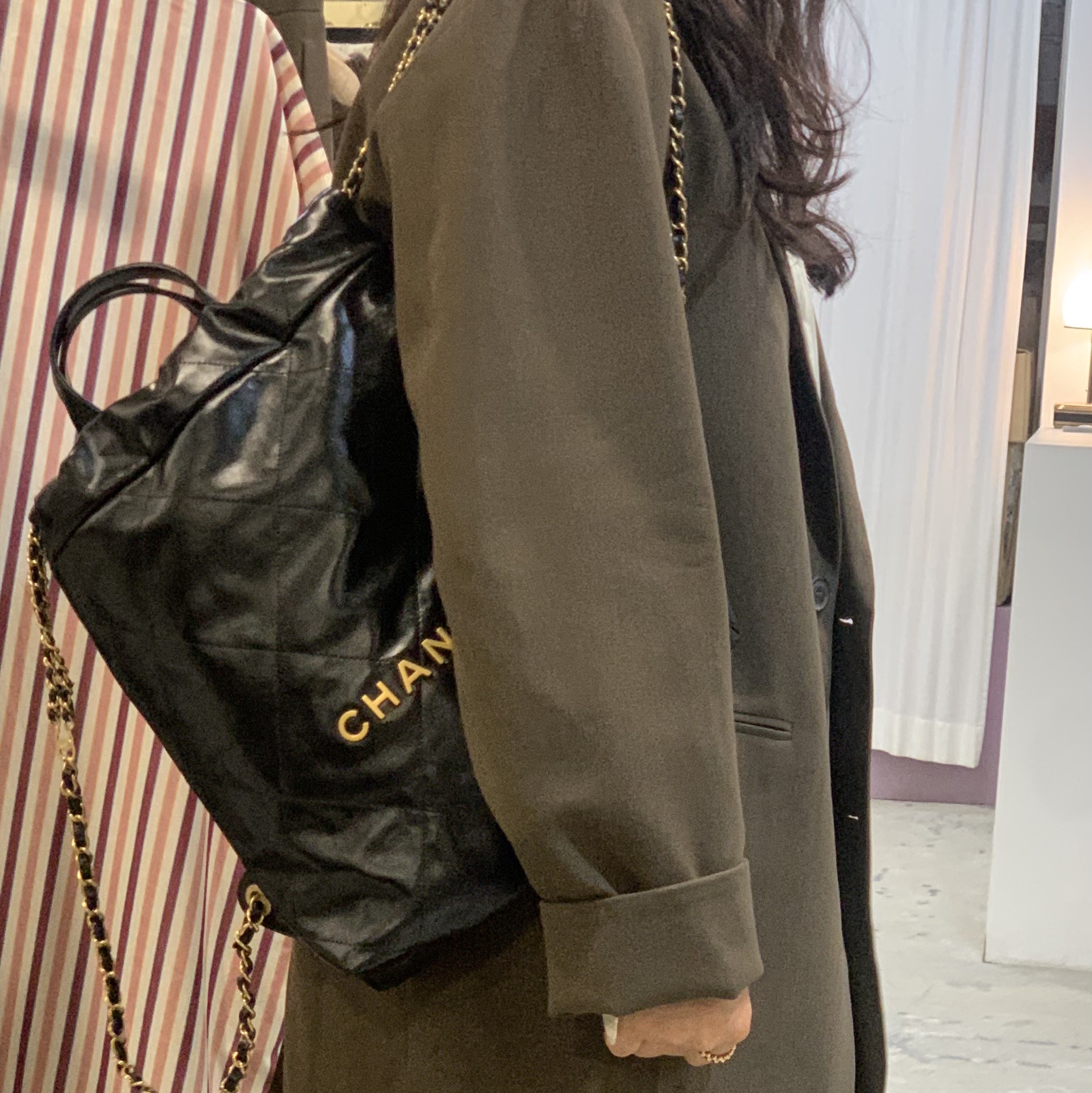 Chanel 22 Small Backpack Shiny Calfskin & Gold Black 착용 스타일