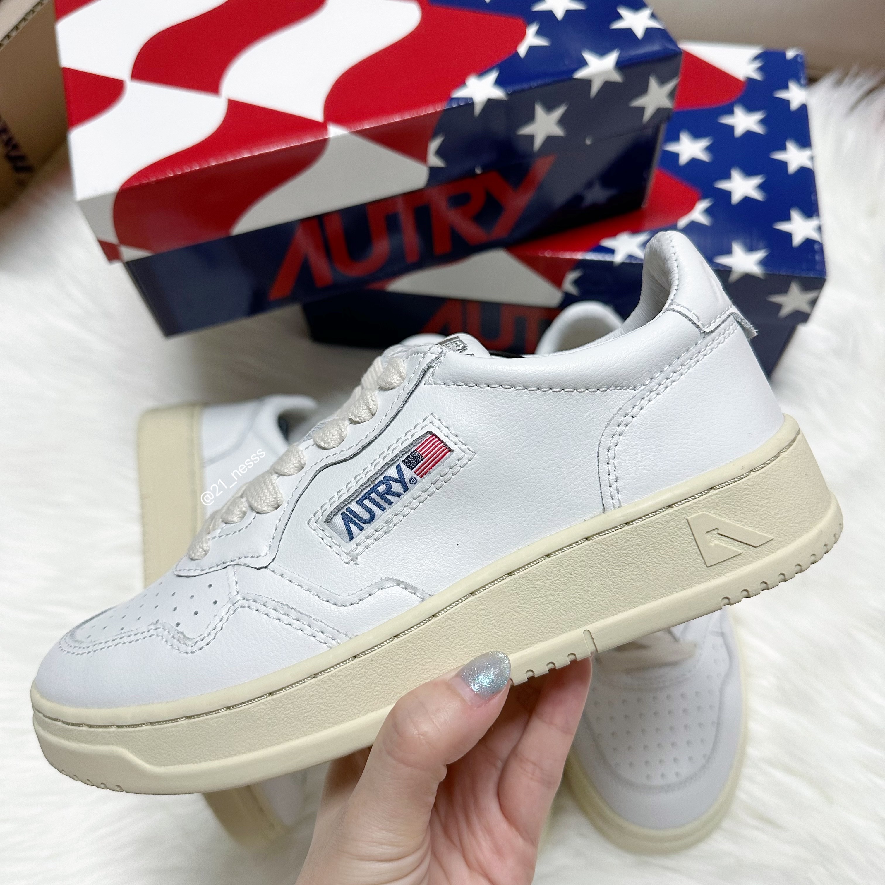 (W) Autry Medalist Low Leather Sneakers White 착용 스타일