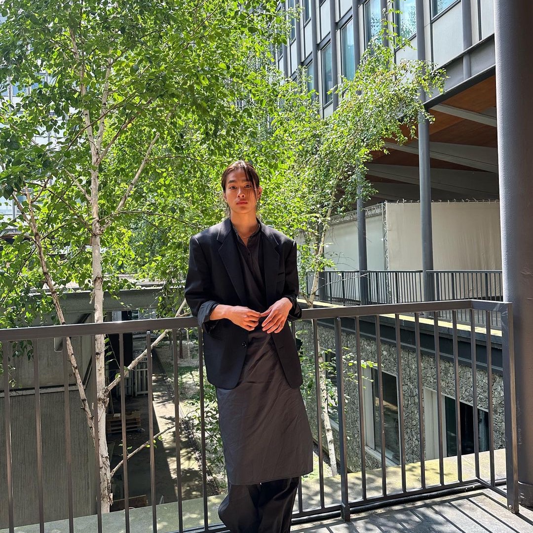 Homme Plisse Issey Miyake Pleats MC August Polo Black, Lemaire Cotton  Workwear Double Breasted Jacket Dark Grey 착용 스타일 - 3