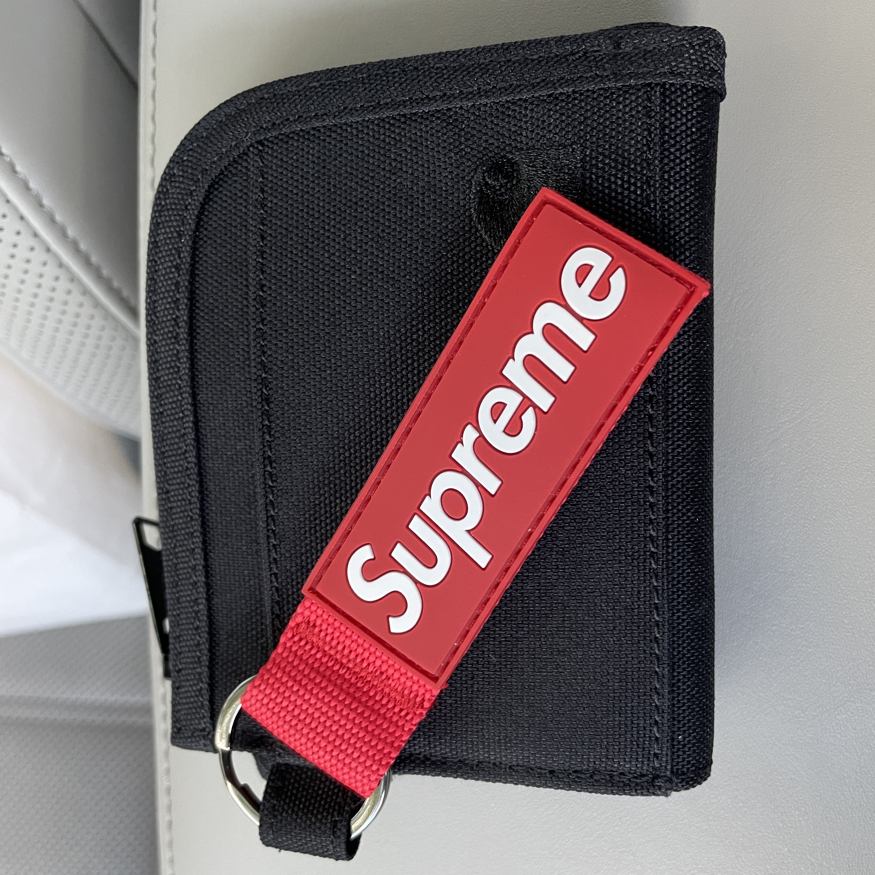 Supreme Webbing Keychain Red - 23SS 착용 스타일