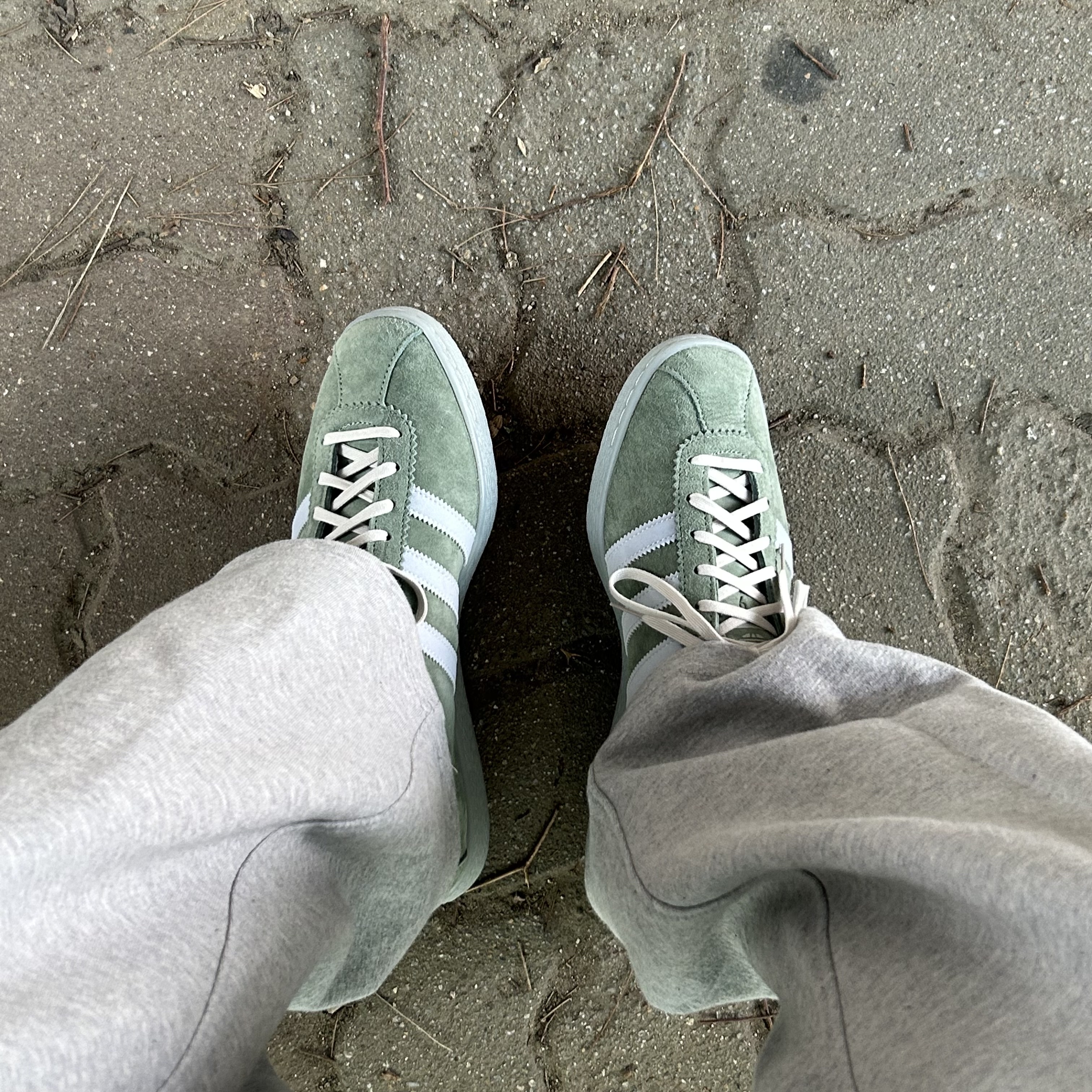 Adidas Tobacco Silver Green Pantone 착용 스타일