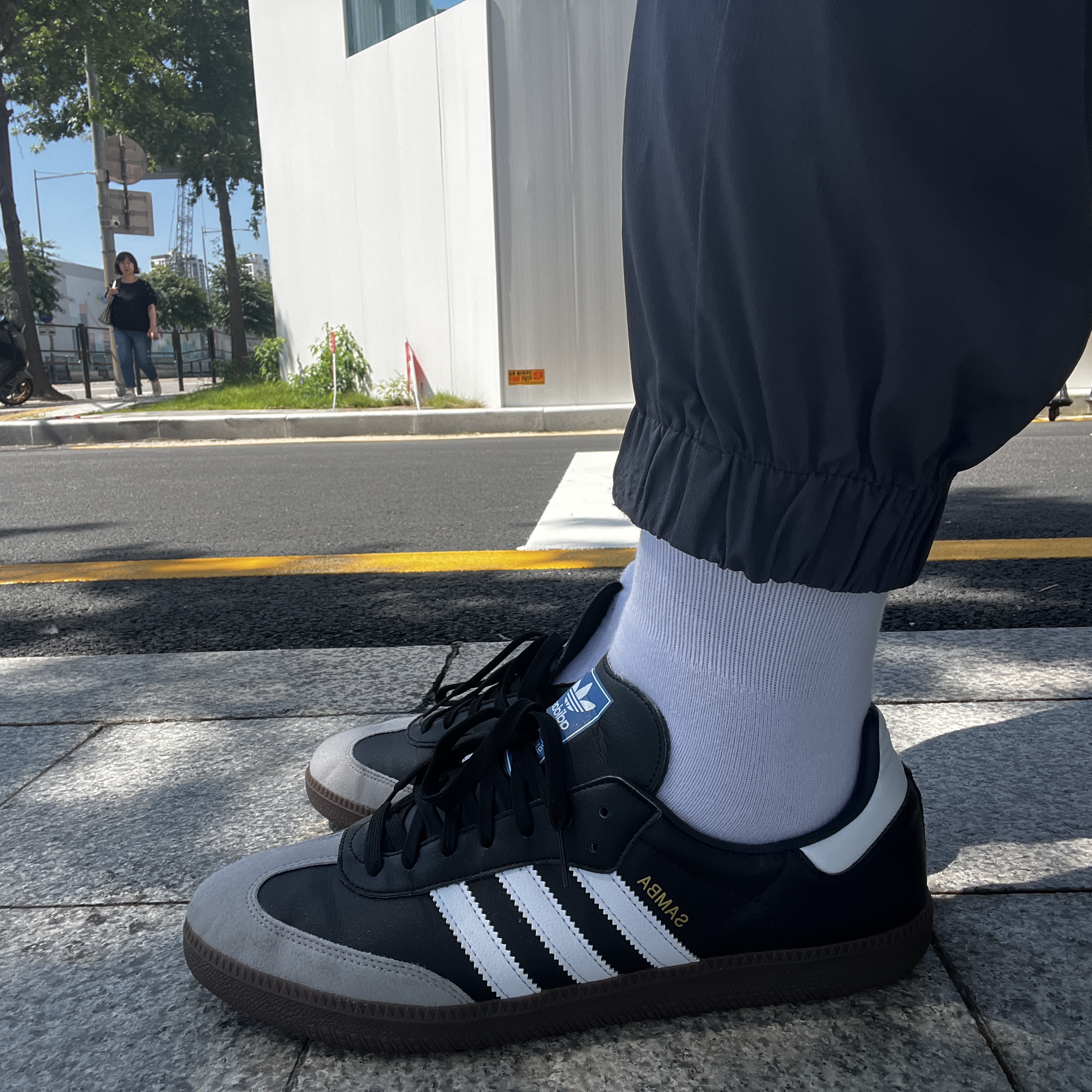 Adidas Samba Vegan Black White 착용 스타일 - 2