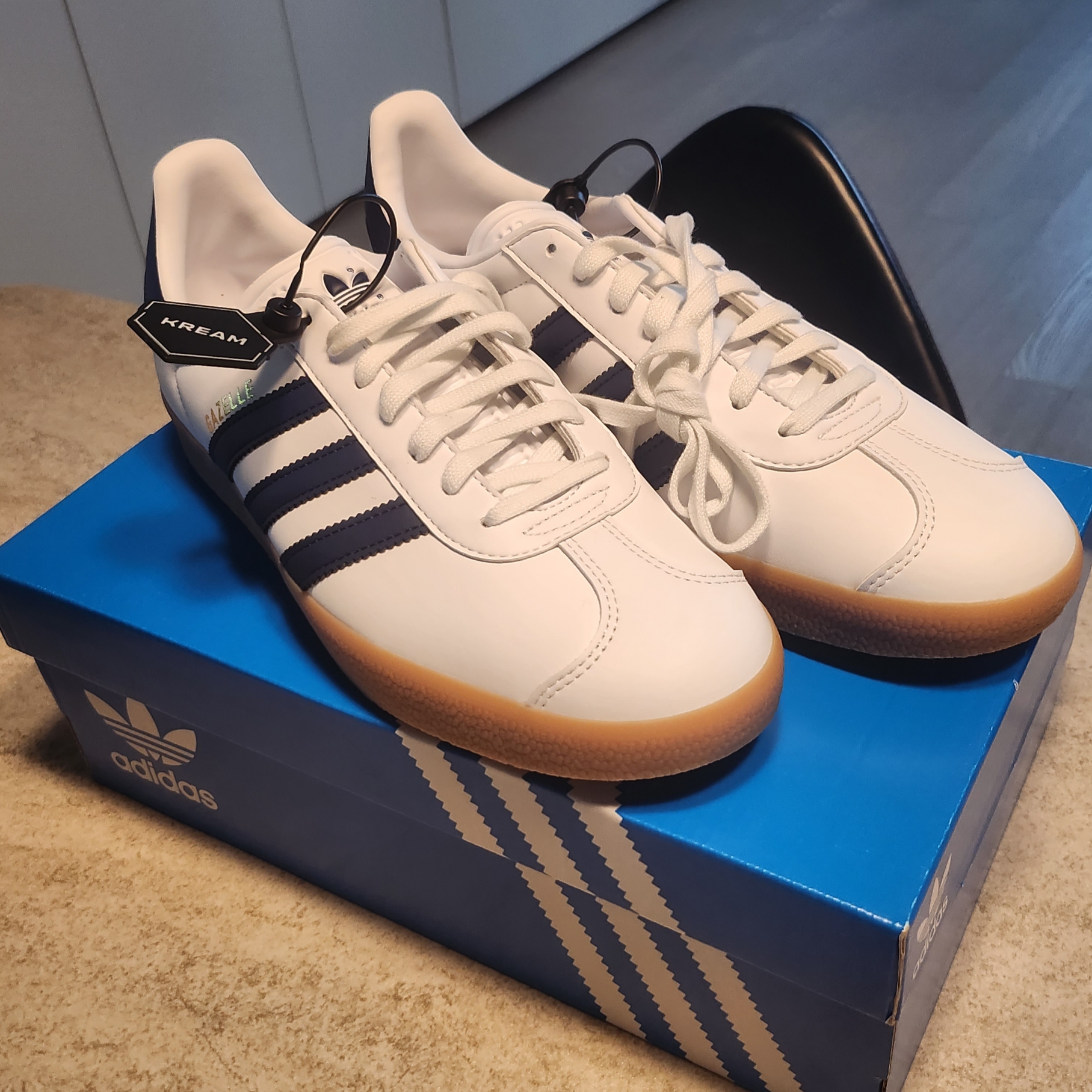 Adidas Gazelle White Collegiate Navy 착용 스타일