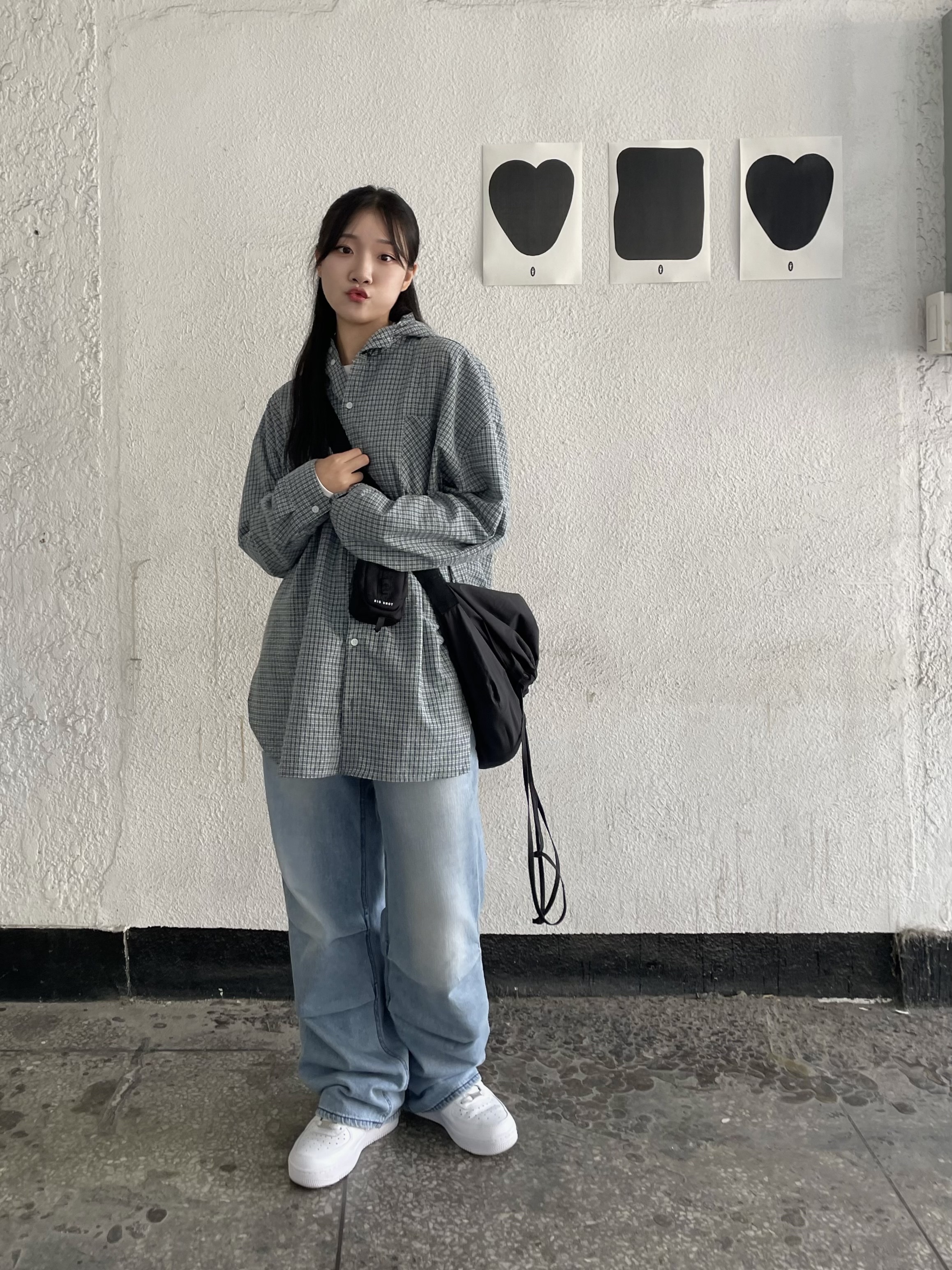 Uniqlo U Drawstring Shoulder Bag Black, (W) Nike Air Force 1 '07 Low White 착용 스타일 - 1