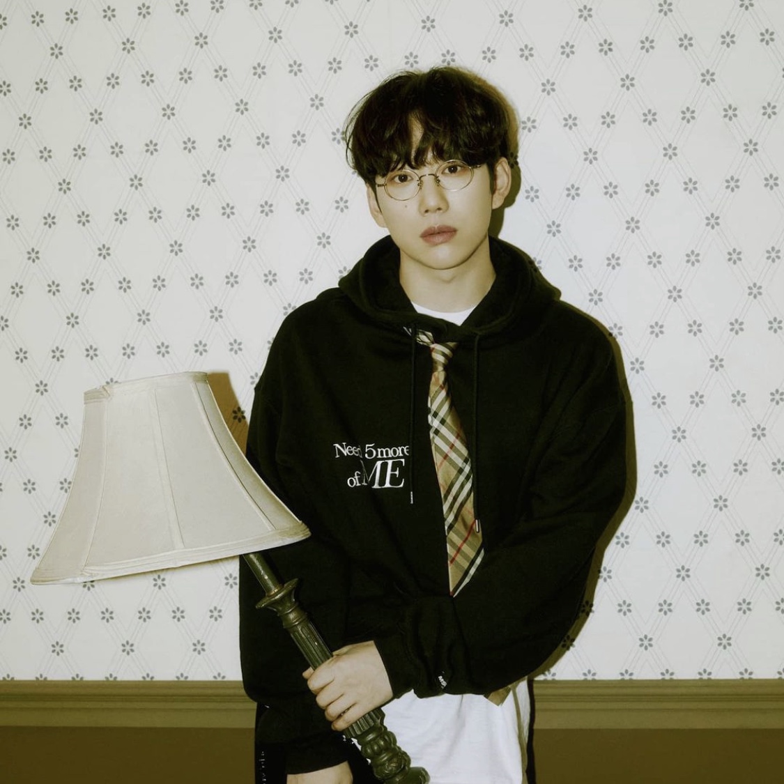 Saint Laurent Thin Tie In Linen and Silk Beige, Ferragamo Little Mouse Print Silk Tie Light Blue 착용 스타일 - 2