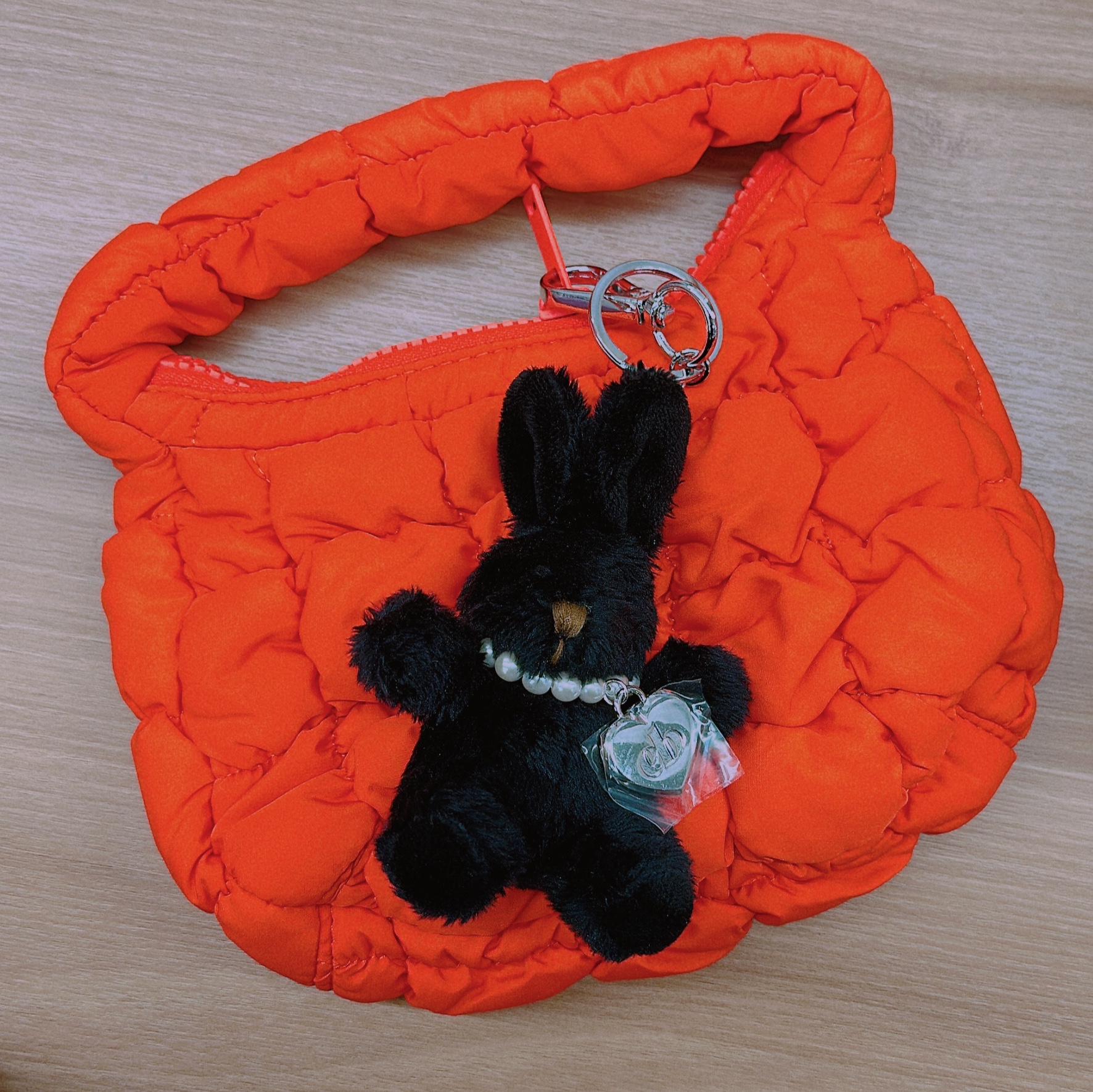 COS Quilted Micro Bag Orange 착용 스타일